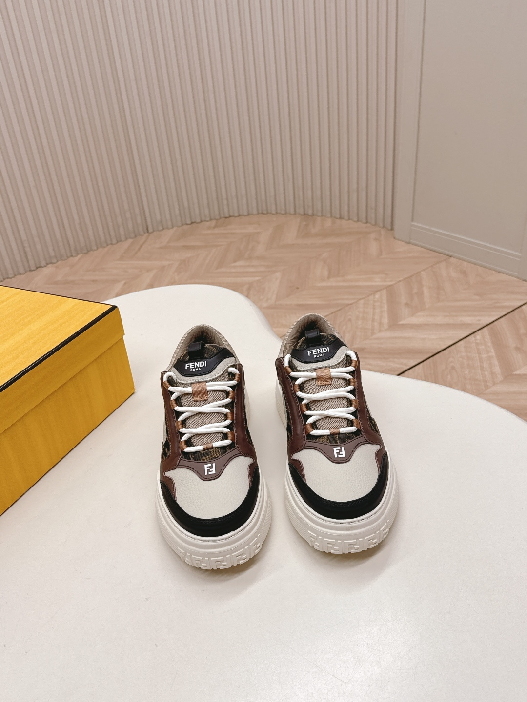 NO:627249,Men's style, regular style!  Super handsome FENDI  The classic PEQUIN stripe iconic FF pattern symbolizes the origin and ending of the Roman JANUS4FENDI squirrel. It is a lace-up sneaker that can be worn as a slip-on and is extremely comfortable. It is very suitable for the current popular wide-leg casual trousers and is versatile and fashionable. High-tech fabric details, light and breathable. The upper is made of full-grain smooth leather, which also adds to the luxury of the shoe. Men's size 39-45, casual shoes/sports shoes, fendi, sneakers19860909男款,常规款！超帅 FENDI X 俱乐部X SS25 FENDI品牌核心元素的心情献礼 与 90年代初FENDI推出首个男士系列呼应, FENDI不朽风华的优雅颂 以此颂扬FENDI家族的历史 Fendi 俱乐部徽章图案更是设计灵魂徽章以盾牌形状呈现 经典PEQUIN条纹标志性FF图案,象征起源与终章的罗马JANUS4FENDI松鼠.采用系带式的板鞋,可当作一脚蹬穿着,舒适度极高.且非常适配当下流行阔腿休闲的裤装,百搭时尚. 高科技布料细节,轻便透气.鞋面为全粒面光滑皮革材质,也增添了鞋子的奢华 男款39-45码,休闲鞋/运动鞋,fendi,sneakers,Women's Shoes