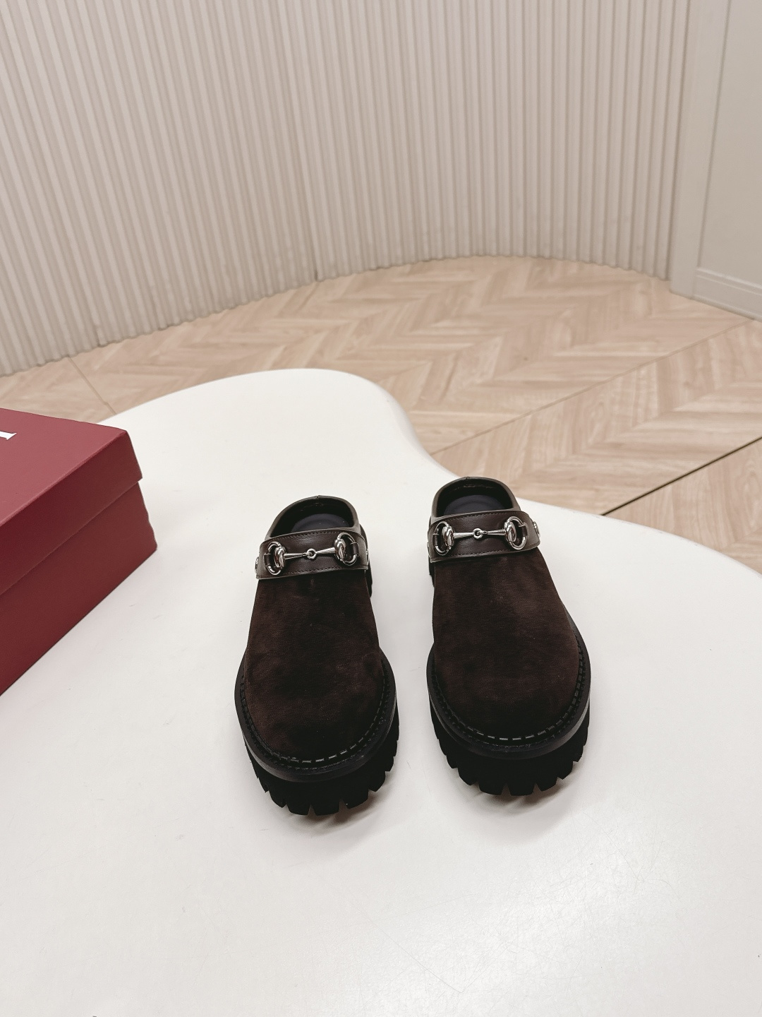 NO:481811,Gucci horse-bit mules, semi-trailed, thick-soled slippers, super light, no weight, and very pleasant!  !  !  Foam rubber bottom. Can be worn on both sides, the ankle strap can be placed in front or on the heel. 1 high mercerized reverse velvet leather. Sheepskin inner lining, sheepskin footrest. Increase height by 5 cm., 35-40 yards, semi-drag, gucci, gucci, slippers, sheepskin19860909出 Gucci 古驰马衔扣穆勒鞋 半拖,厚底拖鞋 超级无敌轻,毫无重量感觉 倍爽！！！发泡橡胶底.可两穿,脚腕带可放在前面,也可以放脚后跟.1高丝光反绒皮.羊皮内里,羊皮垫脚.增高5厘米.,35-40码,半拖,gucci,gucci,slippers,sheepskin,Women's Shoes