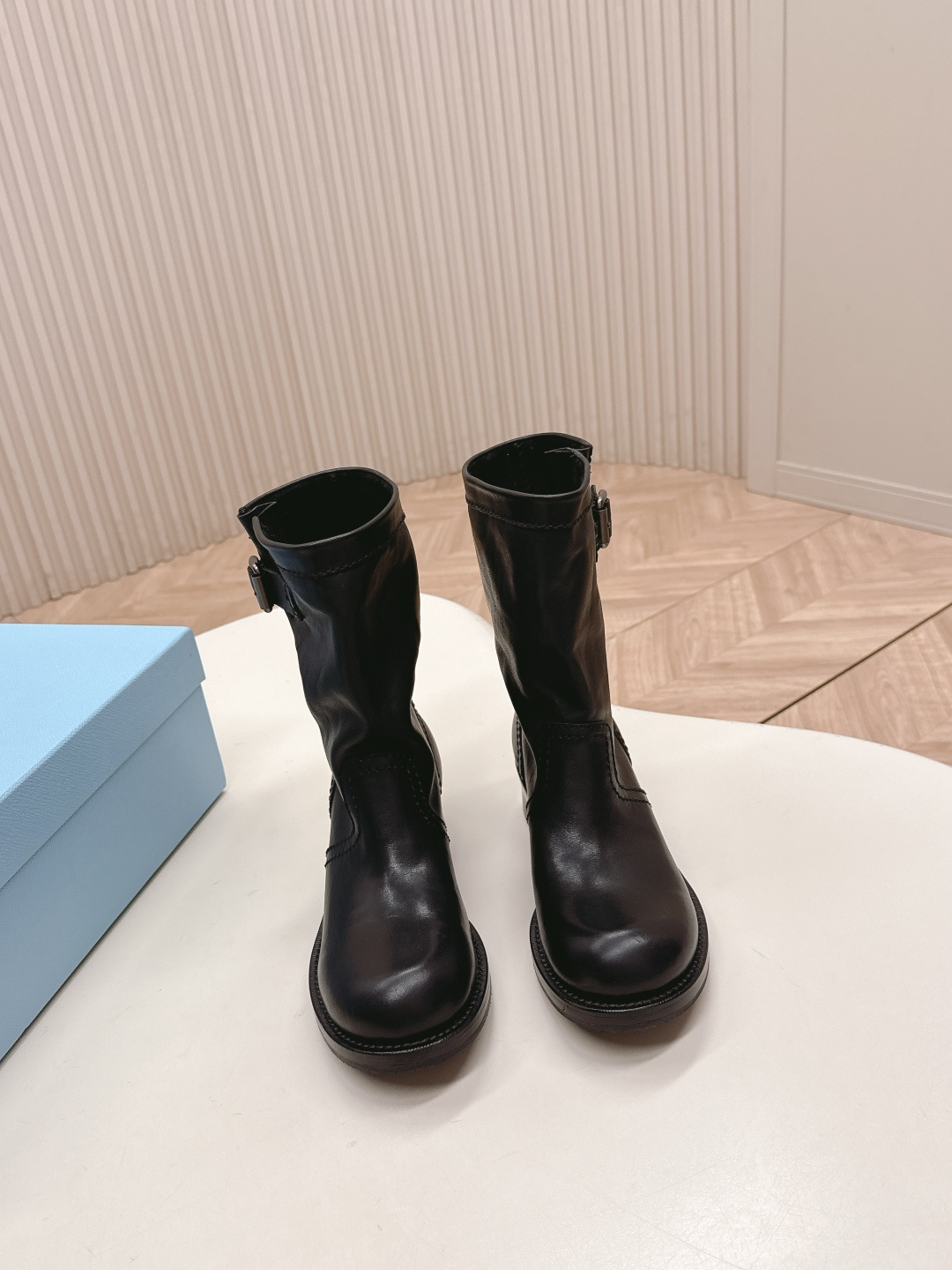 NO:481840,The high-end version of PRADA Prada's king-shot women's boots and short boots are the series that you can't buy in winter, which is definitely the biggest hit this year!  !  Very beautiful!  Prada boots are really wow!  The legs are so generous and slim, and the temperament is just right. The leather is super soft, comfortable and high-end. The entire series uses a variety of imported materials, waxed calfskin, and the inner water dyed cowhide. Size35-41 (40 41 custom made without return), boots, prada, prada, boots, cowhide19860909出 高端版本 PRADA 普拉达一脚蹬王炸女靴 短靴 冬天买不到的系列,绝对是今年的大爆款！！贼好看！Prada靴子真的很哇塞！上脚大气显腿瘦气质这块刚好拿捏 皮质超软舒适又高级 全系列采用多种进口材料打腊小牛皮,内里水染牛皮 Size35-41（40 41 订做不退换）,靴子,prada,prada,boots,cowhide,Women's Shoes