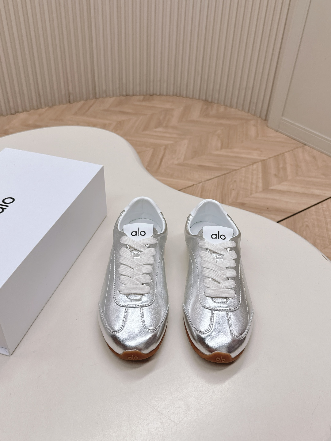 NO:627245,, 25ss new style Dexun shoes, comfortable and casual, alo understands girls better than Nike!  Super versatile on the feet!  And super comfortable!  It’s a thin-soled model that’s not heavy on your feet at all!  Very light!  It looks even better with socks!  And it’s the same style recommended by celebrities ~ the upper toes are super slim and the legs are very slim!  Super suitable for us little girls ~ The overall shoe is also a classic cow suede design with a delicate texture on the upper!  !  Original cow suede upper, customized sheepskin lining, non-slip and wear-resistant rubber outsole, size 35-40 (customized for 40, non-refundable), casual shoes/sports shoes, sneakers, sheepskin19860909,25ss新款 德训鞋舒适休闲款 alo比耐克更懂女生！上脚超级百搭！而且超级舒适！是薄底款上脚一点都不沉重！非常轻便！套上袜套搭配更好看！而且还是明星同款推荐～上脚超级显腿细！超级适合我们小个子女生～鞋子整体也是经典的牛反绒设计搭配鞋面细腻的纹路肌理感！！ 鞋面原版牛反绒 内里定制羊皮 大底防滑耐磨橡胶大底 size35-40（40定制不退换）,休闲鞋/运动鞋,sneakers,sheepskin,Women's Shoes