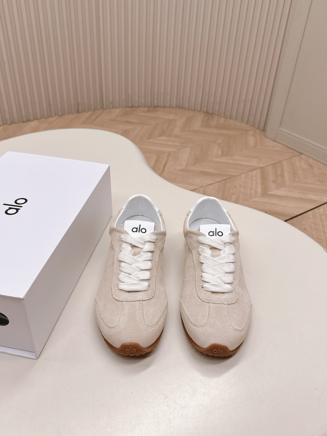 NO:470768,25ss new German training shoes are released, comfortable and casual, alo understands girls better than Nike!  Super versatile!  And super comfortable!  It's a thin bottom and it's not heavy at all!  Very lightweight!  It looks better when putting on socks!  And it is recommended by celebrities~ It looks thinner with legs on your feet!  Super suitable for us small girls~ the shoes are also a classic ox-fleece design and the delicate texture of the upper!  !  Upper beef velvet inner sheepskin outsole rubber outsole size women's size: 35-40 (40 custom made without return or exchange), casual shoes/sports shoes, sneakers, sheepskin19860909出 25ss新款 德训鞋舒适休闲款 alo比耐克更懂女生！上脚超级百搭！而且超级舒适！是薄底款上脚一点都不沉重！非常轻便！套上袜套搭配更好看！而且还是明星同款推荐～上脚超级显腿细！超级适合我们小个子女生～鞋子整体也是经典的牛反绒设计搭配鞋面细腻的纹路肌理感！！ 鞋面牛反绒 内里羊皮 大底橡胶大底 size女码:35-40（40定制不退换）,休闲鞋/运动鞋,sneakers,sheepskin,Women's Shoes