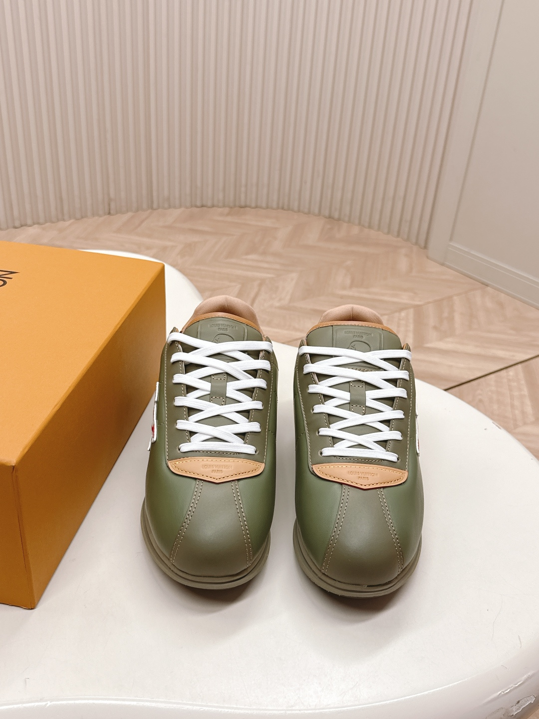 NO:627384,, printed model 410 LV Louis Vuitton Buttersoft is this year's shoe king Fei Dong co-branded catwalk style Fatty thick sole casual sneakers Forrest Gump shoes This series includes from simple style sneakers to eye-catching running shoes. LV stands out with its iconic thick sole and modern aesthetics, while other styles use luxurious suede, leather and canvas. Some sneakers are designed with a futuristic feel, emphasizing functionality and comfort, and moving towards sports-style luxury shoes. Fabrics  : Cowhide Lining: Mesh Sole: TPU outsole Sole thickness 3CM Size: Women's 35-40 (40 customized, non-returnable) Men's 39-45 (45 customized, non-refundable), casual shoes/sports shoes, louis vuitton, louis vuitton, sneakers, cowhide, chamois leather19860909,打印款410 LV 路易威登 Buttersoft是今年的鞋王 菲董 联名 走秀款 胖丁 厚底 休闲 运动鞋 阿甘鞋 此次系列包括从简约风格的运动鞋到引人注目的跑鞋.LV以其标志性的厚底和现代美学脱颖而出,而其他款式则采用了奢华的麂皮、皮革和帆布等材质.一些运动鞋设计富有未来感,强调功能性与舒适性,并向运动风格的奢华鞋履迈进 面料 : 牛皮 内里 : 网布 鞋底 : TPU大底 底厚 3CM Size : 女款35-40（40订做不退换） 男款39-45（45订做不退换）,休闲鞋/运动鞋,louis vuitton,louis vuitton,sneakers,cowhide,chamois leather,Women's Shoes