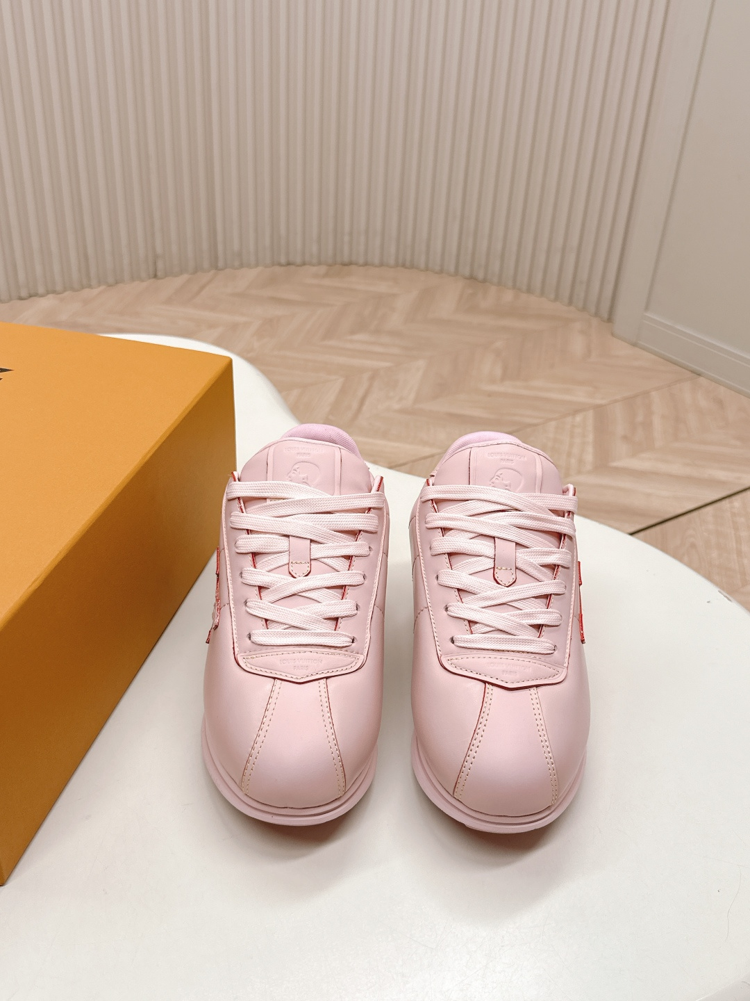 NO:627366,, print version 410. LV Louis Vuitton Buttersoft is this year's shoe king Fei Dong co-branded catwalk style Fatty thick sole casual sneakers Forrest shoes This series includes simple style sneakers to eye-catching running shoes. LV stands out with its signature thick sole and modern aesthetics, while other styles use luxurious suede, leather and canvas. Some sneaker designs are futuristic, emphasizing functionality and comfort, and moving towards sports-style luxury shoes.  Fabric: Cowhide Lining: Mesh Sole: TPU outsole Sole thickness 3CM Size: Women's 35-40 (40 custom made, non-refundable) Men's 39-45 (45 custom made, non-refundable), casual shoes/sports shoes, louis vuitton, louis vuitton, sneakers, cowhide, chamois leather19860909,打印款410. LV 路易威登 Buttersoft是今年的鞋王 菲董 联名 走秀款 胖丁 厚底 休闲 运动鞋 阿甘鞋 此次系列包括从简约风格的运动鞋到引人注目的跑鞋.LV以其标志性的厚底和现代美学脱颖而出,而其他款式则采用了奢华的麂皮、皮革和帆布等材质.一些运动鞋设计富有未来感,强调功能性与舒适性,并向运动风格的奢华鞋履迈进 面料 : 牛皮 内里 : 网布 鞋底 : TPU大底 底厚 3CM Size : 女款35-40（40订做不退换） 男款39-45（45订做不退换）,休闲鞋/运动鞋,louis vuitton,louis vuitton,sneakers,cowhide,chamois leather,Women's Shoes