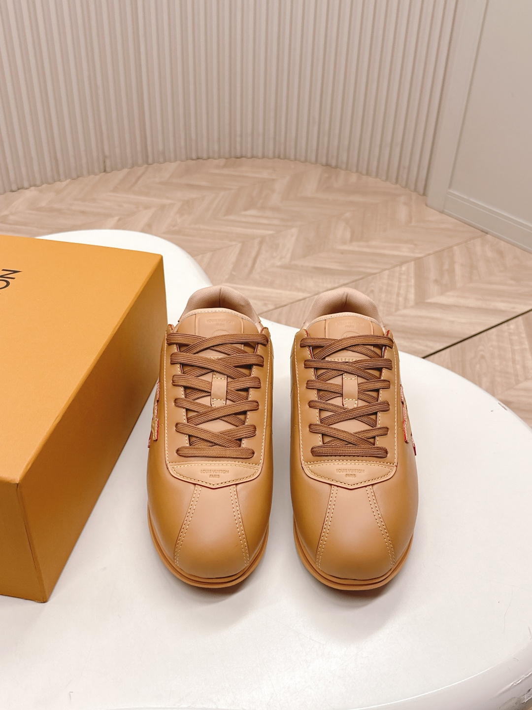 NO:627359,, printed model 410 LV Louis Vuitton Buttersoft is this year's shoe king Fei Dong co-branded catwalk style Fatty thick sole casual sneakers Forrest Gump shoes This series includes from simple style sneakers to eye-catching running shoes. LV stands out with its iconic thick sole and modern aesthetics, while other styles use luxurious suede, leather and canvas. Some sneakers are designed with a futuristic feel, emphasizing functionality and comfort, and moving towards sports-style luxury shoes. Fabrics  : Cowhide Lining: Mesh Sole: TPU outsole Sole thickness 3CM Size: Women's 35-40 (40 customized, non-returnable) Men's 39-45 (45 customized, non-refundable), casual shoes/sports shoes, louis vuitton, louis vuitton, sneakers, cowhide, chamois leather19860909,打印款410 LV 路易威登 Buttersoft是今年的鞋王 菲董 联名 走秀款 胖丁 厚底 休闲 运动鞋 阿甘鞋 此次系列包括从简约风格的运动鞋到引人注目的跑鞋.LV以其标志性的厚底和现代美学脱颖而出,而其他款式则采用了奢华的麂皮、皮革和帆布等材质.一些运动鞋设计富有未来感,强调功能性与舒适性,并向运动风格的奢华鞋履迈进 面料 : 牛皮 内里 : 网布 鞋底 : TPU大底 底厚 3CM Size : 女款35-40（40订做不退换） 男款39-45（45订做不退换）,休闲鞋/运动鞋,louis vuitton,louis vuitton,sneakers,cowhide,chamois leather,Women's Shoes