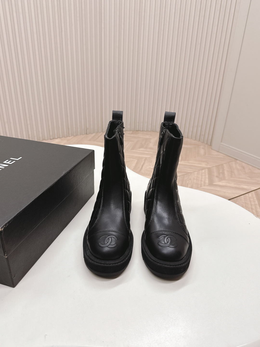 NO:470760,Short boots Chanel Chanel 2025 autumn and winter new boot series Short boots, high boots, knight boots, martin boots, classic upgrades, brand logo, diamond chain logo, show low-key and recognizable embellishment, is the usual high-end feeling of C's family, casual matching, the sense of autumn and winter atmosphere is simple, elegant and fashionable, durable and timeless, it is the classic place in the fashion circle that never fades away. Fabric cowhide, inner sheepskin inner sole original molded sole, size 35-40, boots, chanel, chanel, chanel, boots, cowhide, sheepskin19860909短靴出 香奈儿 Chanel 2025秋冬新款靴子系列 短靴 高筒靴 骑士靴马丁靴 经典升级 品牌logo 菱格 链条标识 彰显点缀低调又有辨识度 是C家一贯的高级感 随意搭配 秋冬氛围感直接拿捏简约大气时髦 耐看不过时 是时尚圈永不退潮的经典所在 面料牛皮 内里羊皮内里 鞋底原版开模鞋底 码数35-40,靴子,chanel,chanel,chanel,boots,cowhide,sheepskin,Women's Shoes