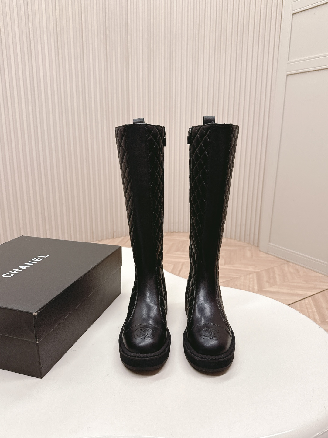 NO:470743,High boots Chanel Chanel 2025 autumn and winter new boot series Short boots, high boots, knight boots, martin boots, classic upgrades, brand logo, diamond chain logo, show low-key and recognizable embellishment, is the usual high-end feeling of C's family, casual matching, the sense of autumn and winter atmosphere is simple, elegant and fashionable, durable and timeless, it is the classic place in the fashion circle that never fades away. Fabric cowhide, inner sheepskin inner sole original molded sole, size 35-40, boots, chanel, chanel, chanel, boots, cowhide, sheepskin19860909高靴出 香奈儿 Chanel 2025秋冬新款靴子系列 短靴 高筒靴 骑士靴马丁靴 经典升级 品牌logo 菱格 链条标识 彰显点缀低调又有辨识度 是C家一贯的高级感 随意搭配 秋冬氛围感直接拿捏简约大气时髦 耐看不过时 是时尚圈永不退潮的经典所在 面料牛皮 内里羊皮内里 鞋底原版开模鞋底 码数35-40,靴子,chanel,chanel,chanel,boots,cowhide,sheepskin,Women's Shoes