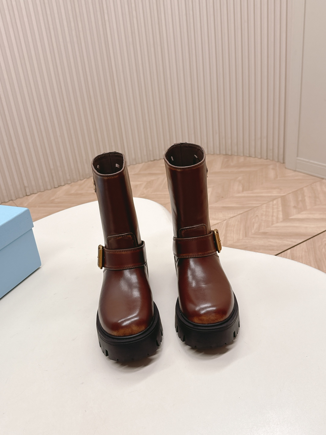 NO:627225,, short boots leather style PRADA Prada classic triangle logo slip-on women's boots short boots A series that cannot be bought in winter, it is definitely a big hit this year!  !  So good looking!  Prada boots are really amazing!  The upper foot is large and the legs are slim, which is just right. The whole series is made of a variety of imported materials, colored waxed calfskin, cowhide, and water-dyed sheepskin inside. The foam bottom is light and comfortable!  Size35-41 (40.41 customization is not returnable), boots, prada, prada, boots, cowhide, sheepskin19860909,短靴皮面款 PRADA 普拉达经典三角标一脚蹬王炸女靴 短靴 冬天买不到的系列,绝对是今年的大爆款！！贼好看！Prada靴子真的很哇塞！上脚大气显腿瘦气质这块刚好拿捏 全系列采用多种进口材料擦色打腊小牛皮,牛皮 ,内里水染羊皮 发泡底轻便舒适！ Size35-41（40.41定制不退换）,靴子,prada,prada,boots,cowhide,sheepskin,Women's Shoes