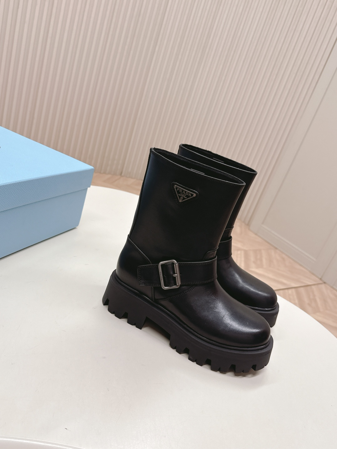 NO:470752,The leather model of short boots PRADA Prada classic triangle logo is a series that can’t be bought in winter, which is definitely a hit this year!  !  Very beautiful!  Prada boots are really wow!  The foot is so generous and the legs are slim and elegant. The entire series uses a variety of imported materials, rubbed and waxed calfskin, cowhide, and dyed sheepskin in the inner water. The foam bottom is light and comfortable!  Size35-41 (40 41 custom made no return or exchange), boots, prada, prada, boots, cowhide, sheepskin19860909出短靴皮面款 PRADA 普拉达经典三角标一脚蹬王炸女靴 短靴 冬天买不到的系列,绝对是今年的大爆款！！贼好看！Prada靴子真的很哇塞！上脚大气显腿瘦气质这块刚好拿捏 全系列采用多种进口材料擦色打腊小牛皮,牛皮 ,内里水染羊皮 发泡底轻便舒适！ Size35-41（40 41 订做不退换）,靴子,prada,prada,boots,cowhide,sheepskin,Women's Shoes