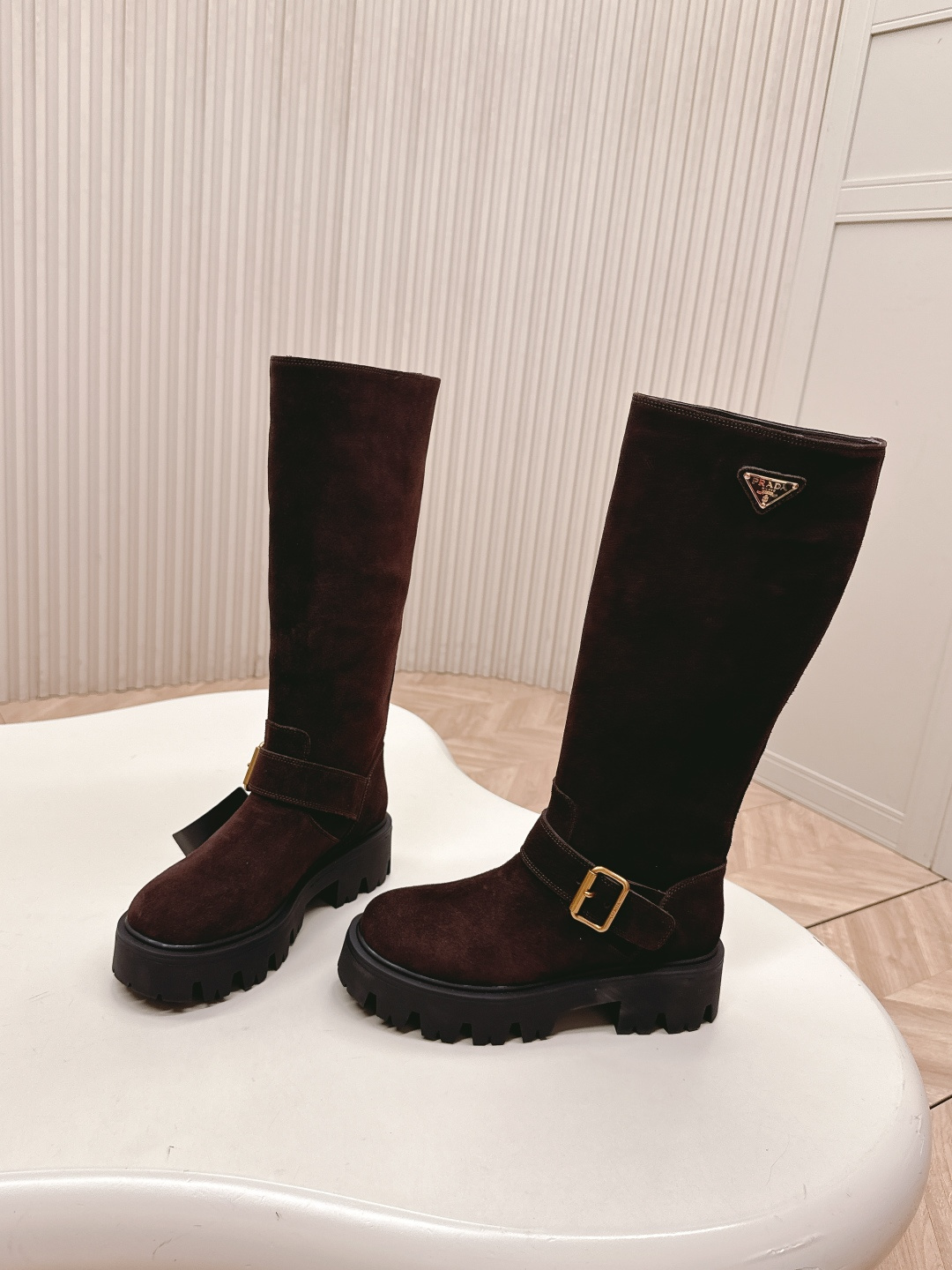 NO:470689,Top version, cow velvet style, leather model, PRADA, classic triangle logo, king-shot women's boots, knight boots, series that you can't buy in winter is definitely the biggest hit this year!  !  Very beautiful!  Prada boots are really wow!  The foot is so generous and the legs are slim and elegant. The entire series uses a variety of imported materials, greased and waxed calfskin/high mercerized reverse velvet cowhide, and the inner water dyed sheepskin. The foam bottom is light and comfortable!  Size35-41 (40 41 custom made no return or exchange), boots, prada, prada, boots, cowhide, sheepskin19860909顶级版 牛绒款 皮面款 PRADA 普拉达经典三角标一脚蹬王炸高筒女靴 骑士靴 冬天买不到的系列,绝对是今年的大爆款！！贼好看！Prada靴子真的很哇塞！上脚大气显腿瘦气质这块刚好拿捏 全系列采用多种进口材料擦色打腊小牛皮/高丝光反绒牛皮 ,内里水染羊皮 发泡底轻便舒适！ Size35-41（40 41 订做不退换）,靴子,prada,prada,boots,cowhide,sheepskin,Women's Shoes