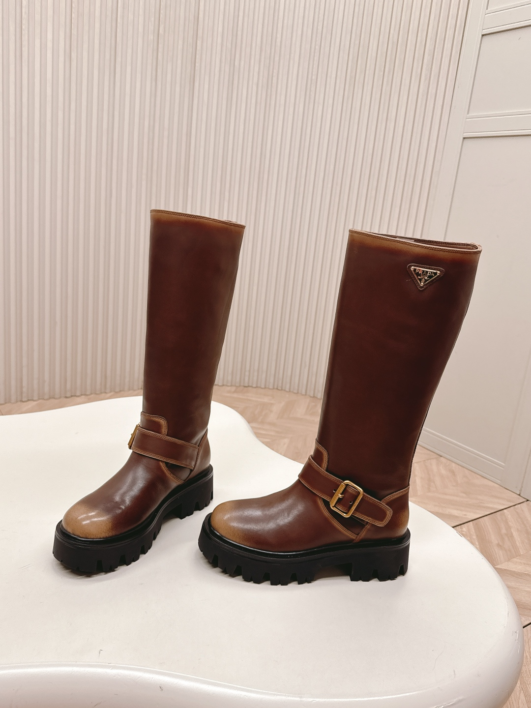 NO:470681,Top version, leather model, PRADA, classic triangle logo, one-foot-punched king-shot women's boots, knight boots, series that you can't buy in winter is definitely the biggest hit this year!  !  Very beautiful!  Prada boots are really wow!  The foot is so generous and the legs are slim and elegant. The entire series uses a variety of imported materials, greased and waxed calfskin/high mercerized reverse velvet cowhide, and the inner water dyed sheepskin. The foam bottom is light and comfortable!  Size35-41 (40 41 custom made no return or exchange), boots, prada, prada, boots, cowhide, sheepskin19860909顶级版 皮面款 PRADA 普拉达经典三角标一脚蹬王炸高筒女靴 骑士靴 冬天买不到的系列,绝对是今年的大爆款！！贼好看！Prada靴子真的很哇塞！上脚大气显腿瘦气质这块刚好拿捏 全系列采用多种进口材料擦色打腊小牛皮/高丝光反绒牛皮 ,内里水染羊皮 发泡底轻便舒适！ Size35-41（40 41 订做不退换）,靴子,prada,prada,boots,cowhide,sheepskin,Women's Shoes