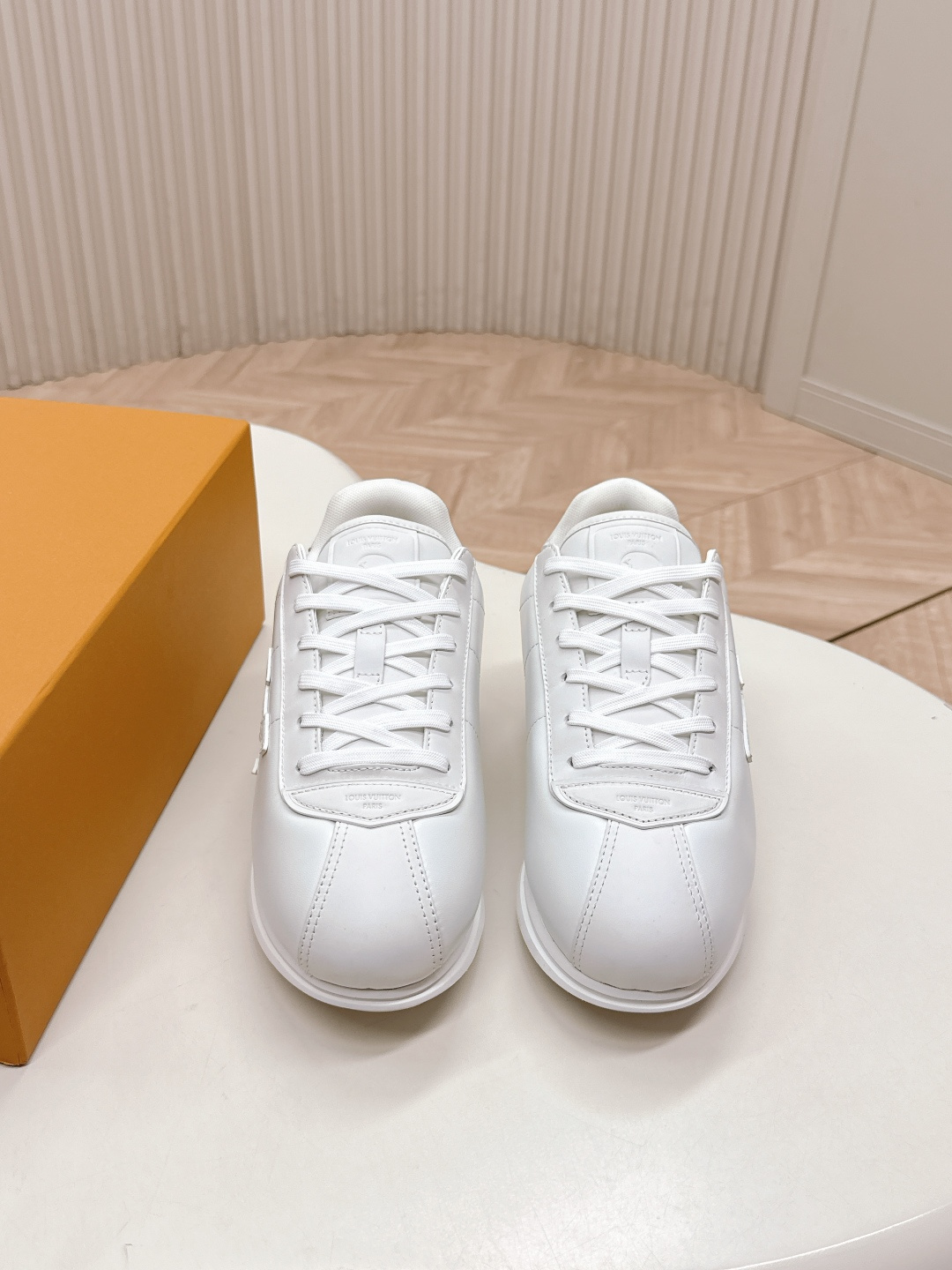 NO:627378,, printed model 410LV Louis Vuitton Buttersoft is this year's shoe king Fei Dong co-branded catwalk style Fatty thick sole casual sneakers Forrest shoes This series includes simple style sneakers to eye-catching running shoes. LV stands out with its iconic thick sole and modern aesthetics, while other styles use luxurious suede, leather and canvas. Some sneakers are designed with a futuristic feel, emphasizing functionality and comfort, and moving towards sports-style luxury shoes. Fabric:  Cowhide lining: mesh Sole: TPU outsole Sole thickness 3CM Size: Women's 35-40 (40 custom made, non-returnable) Men's 39-45 (45 custom made, non-refundable), casual shoes/sports shoes, louis vuitton, louis vuitton, sneakers, cowhide, chamois leather19860909,打印款410LV 路易威登 Buttersoft是今年的鞋王 菲董 联名 走秀款 胖丁 厚底 休闲 运动鞋 阿甘鞋 此次系列包括从简约风格的运动鞋到引人注目的跑鞋.LV以其标志性的厚底和现代美学脱颖而出,而其他款式则采用了奢华的麂皮、皮革和帆布等材质.一些运动鞋设计富有未来感,强调功能性与舒适性,并向运动风格的奢华鞋履迈进 面料 : 牛皮 内里 : 网布 鞋底 : TPU大底 底厚 3CM Size : 女款35-40（40订做不退换） 男款39-45（45订做不退换）,休闲鞋/运动鞋,louis vuitton,louis vuitton,sneakers,cowhide,chamois leather,Women's Shoes