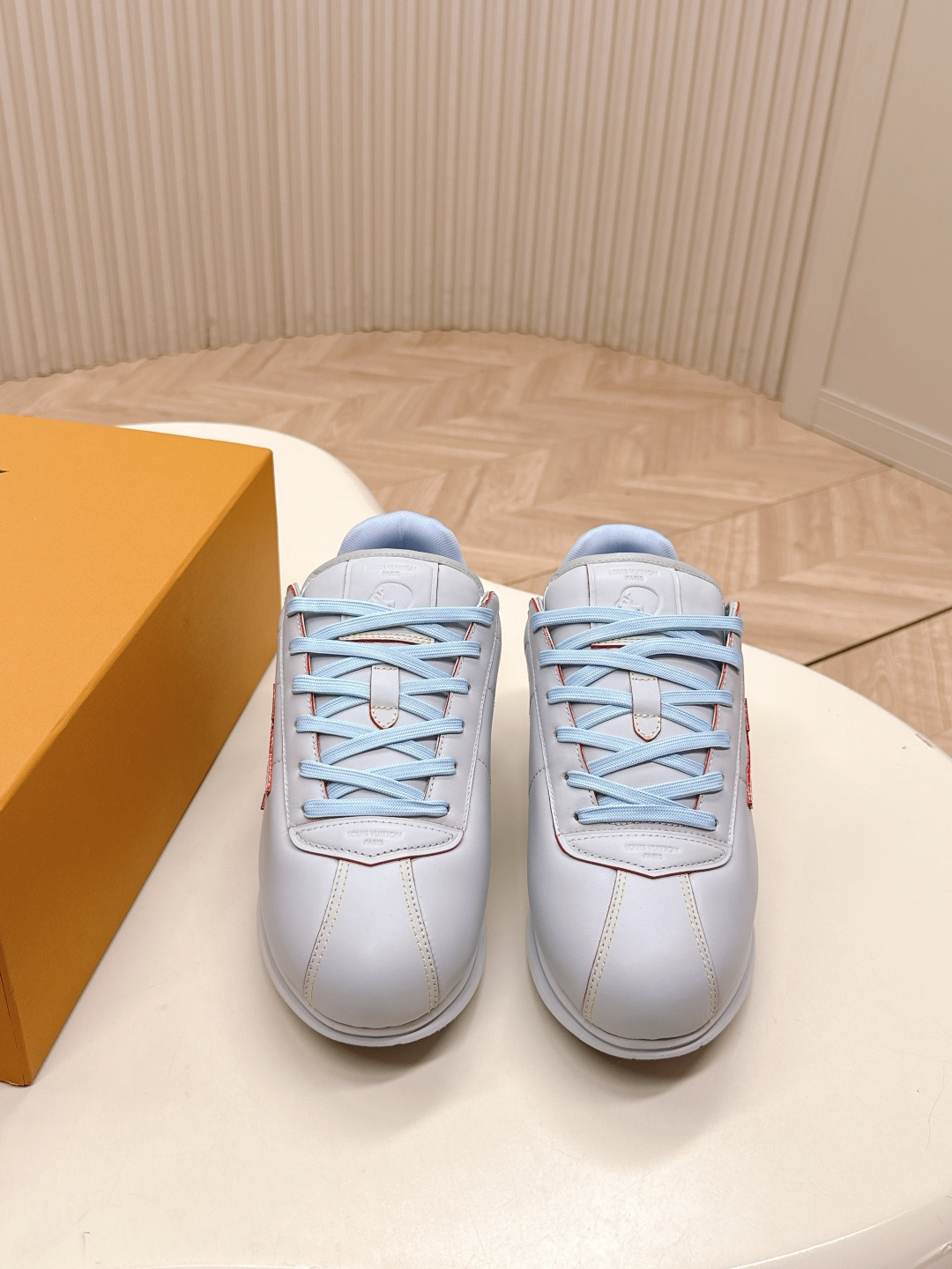 NO:627372,, printed model 410 LV Louis Vuitton Buttersoft is this year's shoe king Fei Dong co-branded catwalk style Fatty thick sole casual sneakers Forrest Gump shoes This series includes from simple style sneakers to eye-catching running shoes. LV stands out with its iconic thick sole and modern aesthetics, while other styles use luxurious suede, leather and canvas. Some sneakers are designed with a futuristic feel, emphasizing functionality and comfort, and moving towards sports-style luxury shoes. Fabrics  : Cowhide Lining: Mesh Sole: TPU outsole Sole thickness 3CM Size: Women's 35-40 (40 customized, non-returnable) Men's 39-45 (45 customized, non-refundable), casual shoes/sports shoes, louis vuitton, louis vuitton, sneakers, cowhide, chamois leather19860909,打印款410 LV 路易威登 Buttersoft是今年的鞋王 菲董 联名 走秀款 胖丁 厚底 休闲 运动鞋 阿甘鞋 此次系列包括从简约风格的运动鞋到引人注目的跑鞋.LV以其标志性的厚底和现代美学脱颖而出,而其他款式则采用了奢华的麂皮、皮革和帆布等材质.一些运动鞋设计富有未来感,强调功能性与舒适性,并向运动风格的奢华鞋履迈进 面料 : 牛皮 内里 : 网布 鞋底 : TPU大底 底厚 3CM Size : 女款35-40（40订做不退换） 男款39-45（45订做不退换）,休闲鞋/运动鞋,louis vuitton,louis vuitton,sneakers,cowhide,chamois leather,Women's Shoes