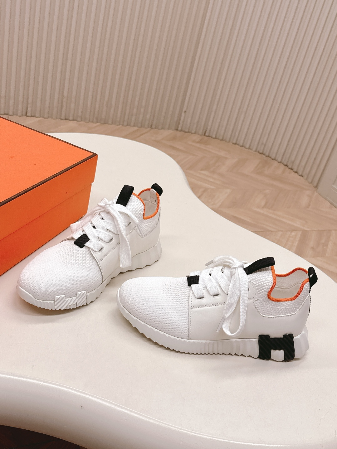 NO:536136,Couple style, women, men, Hermes, Hermes, new series of casual sports shoes, H series, the ultimate craftsmanship, and the new ones are launched in the counter. Every detail of the shoes is particularly attentive, quite eye-catching, and the elegant splicing elements highlight the outstanding temperament!  Classic style upgrades, exquisite color matching, add a casual atmosphere, and exquisite lines can invisibly better reflect the family design language, interspersed with exquisite lines, perfectly fit the foot shape, naturally outline the fashionable outline, achieve visual impact effect, and fully interpret a different sports style!  Imported cowhide/original fabric, mixed-bred sheepskin footbed, comfortable foot feeling, ip tpu big sole, seamless combination of German technical irradiation machine, lightweight, high elastic, non-slip and wear-resistant!  Size 35-45, casual shoes/sports shoes, hermes, hermes, sneakers, cowhide, sheepskin19860909情侣款 出女 男 Hermes 爱马仕 新系列休闲运动鞋 H系列 工艺极致,同步专柜上新.鞋子的每一个细节都特别用心,相当惹眼,雅致的拼接元素,凸显不俗的气质！ 经典版型升级 精致配色,增添休闲的气息,精致的线条,无形之中能够更好体现出家族式的设计语言,穿插精致的线条 完美契合脚型,自然的勾勒出时尚的轮廓,达到视觉上的冲击效果,充分演绎不一样的运动风格！ 面料进口牛皮/原版布 垫脚混种羊皮,脚感舒适,ip tpu 大底,德国技术照射机无缝组合 轻便高弹,防滑耐磨！码数35-45,休闲鞋/运动鞋,hermes,hermes,sneakers,cowhide,sheepskin,Women's Shoes