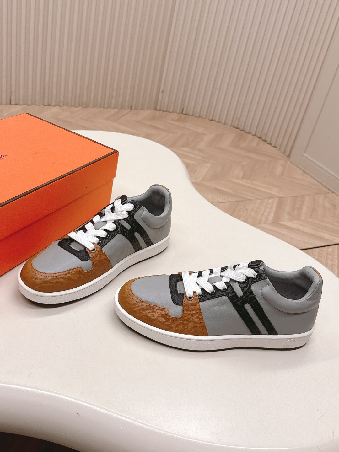 NO:481815,Couple style, women and men, Hermes, new series of casual sports shoes, H series, the ultimate craftsmanship, and the new ones are launched in the counter. Every detail of the shoes is particularly attentive, quite eye-catching, and the elegant splicing elements highlight the outstanding temperament!  Classic style upgrades, exquisite color matching, add a casual atmosphere, and exquisite lines can invisibly better reflect the family design language, interspersed with exquisite lines, perfectly fit the foot shape, naturally outline the fashionable outline, achieve visual impact effect, and fully interpret a different sports style!  Imported cowhide/original fabric, mixed-bred sheepskin footbed, comfortable foot feeling, ip tpu big sole, seamless combination of German technical irradiation machine, lightweight, high elastic, non-slip and wear-resistant!  Size 35-45, casual shoes/sports shoes, hermes, hermes, sneakers, cowhide, sheepskin19860909情侣款 出女男 Hermes 爱马仕 新系列休闲运动鞋 H系列 工艺极致,同步专柜上新.鞋子的每一个细节都特别用心,相当惹眼,雅致的拼接元素,凸显不俗的气质！ 经典版型升级 精致配色,增添休闲的气息,精致的线条,无形之中能够更好体现出家族式的设计语言,穿插精致的线条 完美契合脚型,自然的勾勒出时尚的轮廓,达到视觉上的冲击效果,充分演绎不一样的运动风格！ 面料进口牛皮/原版布 垫脚混种羊皮,脚感舒适,ip tpu 大底,德国技术照射机无缝组合 轻便高弹,防滑耐磨！码数35-45,休闲鞋/运动鞋,hermes,hermes,sneakers,cowhide,sheepskin,Women's Shoes