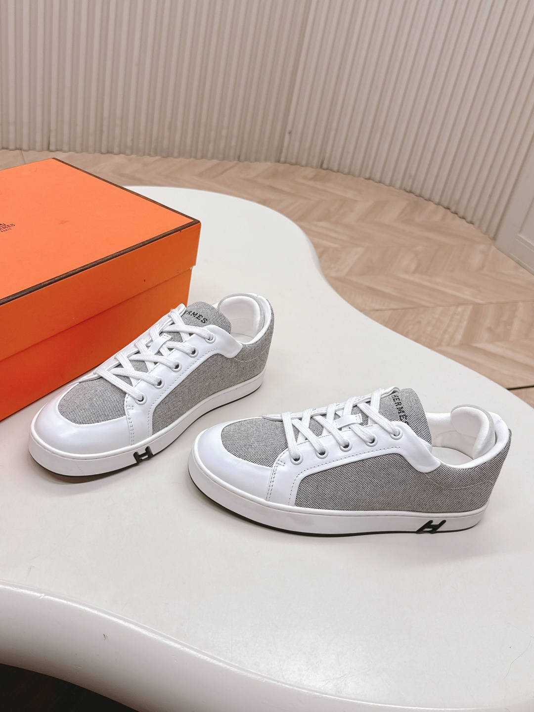 NO:481809,Couple style, women, men, Hermes, Hermes, new series of casual sports shoes, H series, the ultimate craftsmanship, and the new ones are launched in the counter. Every detail of the shoes is particularly attentive, quite eye-catching, and the elegant splicing elements highlight the outstanding temperament!  Classic style upgrades, exquisite color matching, add a casual atmosphere, and exquisite lines can invisibly better reflect the family design language, interspersed with exquisite lines, perfectly fit the foot shape, naturally outline the fashionable outline, achieve visual impact effect, and fully interpret a different sports style!  Imported cowhide/original fabric, mixed-bred sheepskin footbed, comfortable foot feeling, ip tpu big sole, seamless combination of German technical irradiation machine, lightweight, high elastic, non-slip and wear-resistant!  Size 35-45, casual shoes/sports shoes, hermes, hermes, sneakers, cowhide, sheepskin19860909情侣款 出女 男 Hermes 爱马仕 新系列休闲运动鞋 H系列 工艺极致,同步专柜上新.鞋子的每一个细节都特别用心,相当惹眼,雅致的拼接元素,凸显不俗的气质！ 经典版型升级 精致配色,增添休闲的气息,精致的线条,无形之中能够更好体现出家族式的设计语言,穿插精致的线条 完美契合脚型,自然的勾勒出时尚的轮廓,达到视觉上的冲击效果,充分演绎不一样的运动风格！ 面料进口牛皮/原版布 垫脚混种羊皮,脚感舒适,ip tpu 大底,德国技术照射机无缝组合 轻便高弹,防滑耐磨！码数35-45,休闲鞋/运动鞋,hermes,hermes,sneakers,cowhide,sheepskin,Women's Shoes