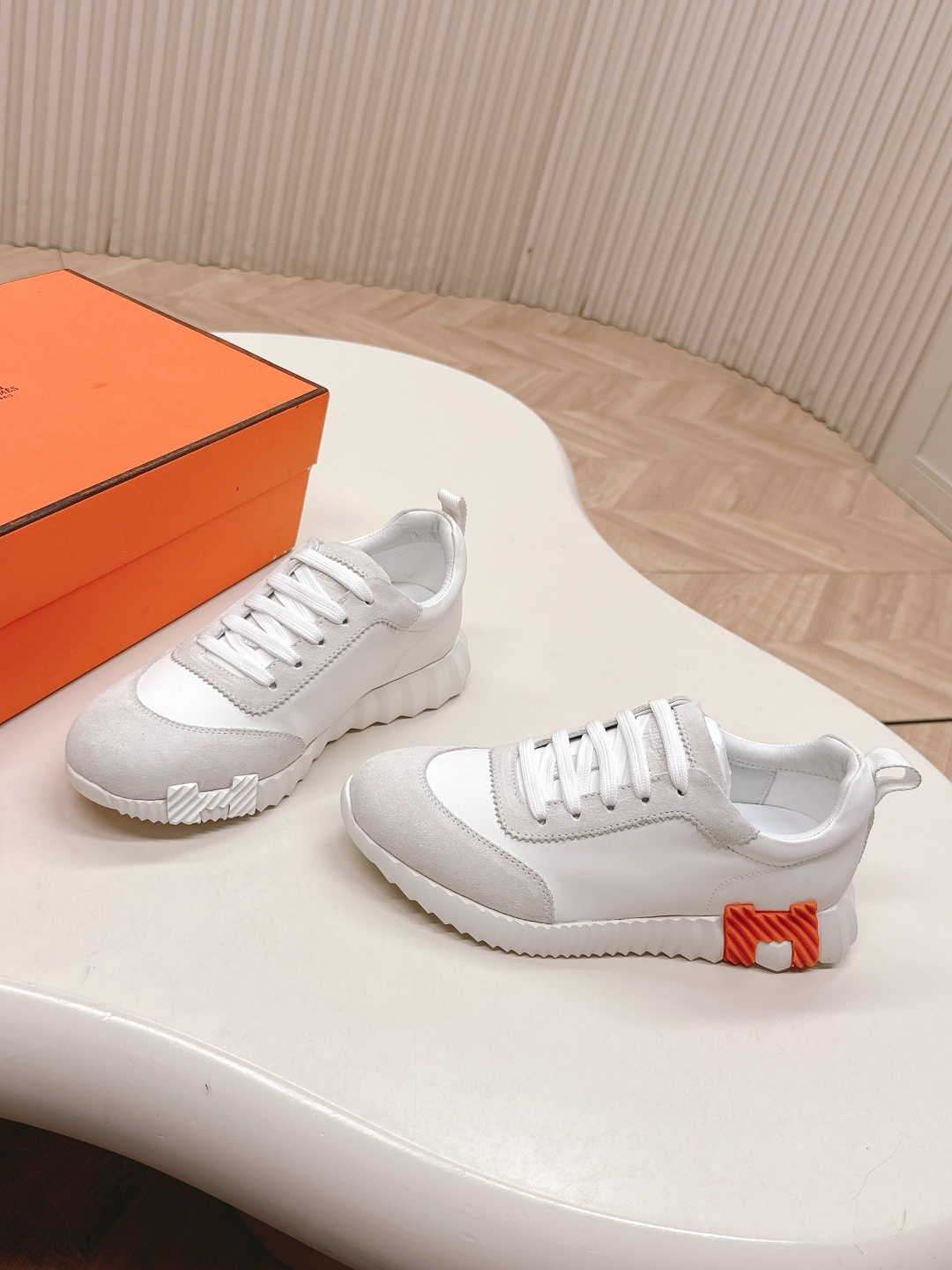 NO:481820,Couple style, women, men, Hermes, Hermes, new series of casual sports shoes, H series, the ultimate craftsmanship, and the new ones are launched in the counter. Every detail of the shoes is particularly attentive, quite eye-catching, and the elegant splicing elements highlight the outstanding temperament!  Classic style upgrades, exquisite color matching, add a casual atmosphere, and exquisite lines can invisibly better reflect the family design language, interspersed with exquisite lines, perfectly fit the foot shape, naturally outline the fashionable outline, achieve visual impact effect, and fully interpret a different sports style!  Imported cowhide/original fabric, mixed-bred sheepskin footbed, comfortable foot feeling, ip tpu big sole, seamless combination of German technical irradiation machine, lightweight, high elastic, non-slip and wear-resistant!  Size 35-45, casual shoes/sports shoes, hermes, hermes, sneakers, cowhide, sheepskin19860909情侣款 出女 男 Hermes 爱马仕 新系列休闲运动鞋 H系列 工艺极致,同步专柜上新.鞋子的每一个细节都特别用心,相当惹眼,雅致的拼接元素,凸显不俗的气质！ 经典版型升级 精致配色,增添休闲的气息,精致的线条,无形之中能够更好体现出家族式的设计语言,穿插精致的线条 完美契合脚型,自然的勾勒出时尚的轮廓,达到视觉上的冲击效果,充分演绎不一样的运动风格！ 面料进口牛皮/原版布 垫脚混种羊皮,脚感舒适,ip tpu 大底,德国技术照射机无缝组合 轻便高弹,防滑耐磨！码数35-45,休闲鞋/运动鞋,hermes,hermes,sneakers,cowhide,sheepskin,Women's Shoes