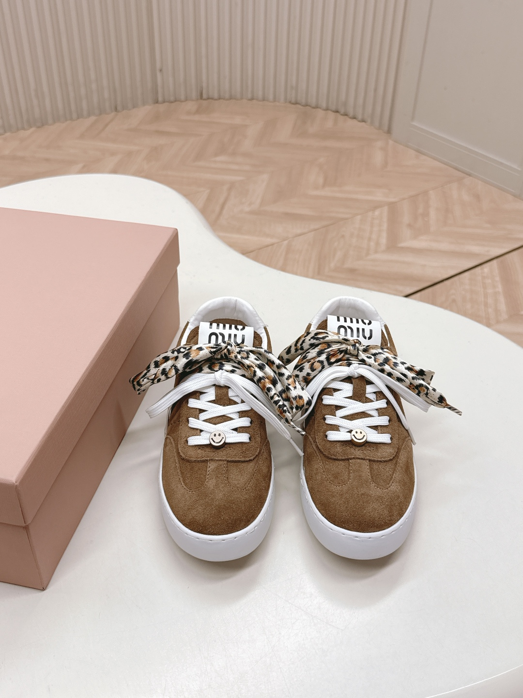 NO:481800,Miu Miu 25ss new show series German training shoes casual sneakers white shoes casual shoes show craftsmanship comes from the details of Miu Miu series The new season trend is the concept of love at this moment, diverse collision, conveying modern style~ It looks good no matter how you wear it, this summer fashion favorite, imported cowhide, inner sheepskin, large sole original mold-open TPU rubber sole size 35-40 (40, 41 customized), casual shoes/sports shoes, miumiu, sneakers, cowhide, sheepskin19860909出 Miu Miu 25ss 新款走秀系列 德训鞋 休闲运动鞋小白鞋 休闲鞋秀场工艺来自Miu Miu系列的细节特写 新季的潮流此刻挚爱的概念,多元对撞,传达现代风格~ 怎么穿都好看今夏时髦精最爱 面料进口牛皮 内里羊皮 大底原版开模TPU橡胶鞋底 码数35-40（40、41订做）,休闲鞋/运动鞋,miumiu,sneakers,cowhide,sheepskin,Women's Shoes