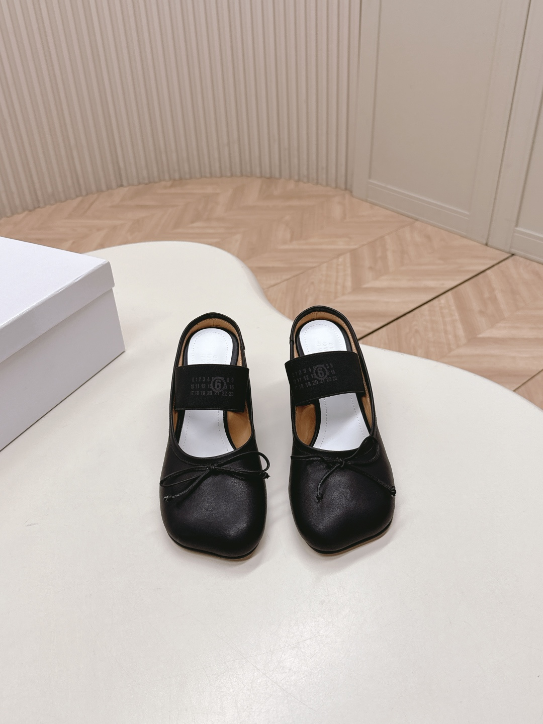 NO:482588,Fabric surface, cowhide surface, MM6 Magila 25 latest high heel apple head bow single half slippers, classic diagonal toe and cylindrical heel, high-end and decent, can be beautifully worn no matter how you wear it, full of temperament. Brand elastic belt design embellishments add a gorgeous and romantic feeling, it is easy to be attracted at a glance. The matching occasion is also quite extensive, daily or party activities can show elegant charm and temperament. Upper material fabric/cowhide elastic belt design Sheepskin footbed genuine leather sole heel height 5 cm Size: 35-39 (34.40 custom made without return), ballet shoes, masion margiela, masion margiela, slippers, cowhide, sheepskin, Leather soles19860909出布面 牛皮面 MM6马吉拉25最新高跟苹果头蝴蝶结单鞋半拖鞋 经典斜方头加圆柱跟,高级又不失体面,怎么穿都能美美的出街,气质满满 品牌弹力带设计点缀 更增添了份华丽浪漫感很容易一眼就被吸引 搭配场合也挺广泛的日常或者派对活动都能展现优雅的魅力气质 鞋面材质布面/牛皮面松紧带设计 羊皮垫脚 真皮大底 跟高5厘米 码数:35-39(34.40定做不退换),芭蕾舞鞋,masion margiela,masion margiela,slippers,cowhide,sheepskin,Leather soles,Women's Shoes