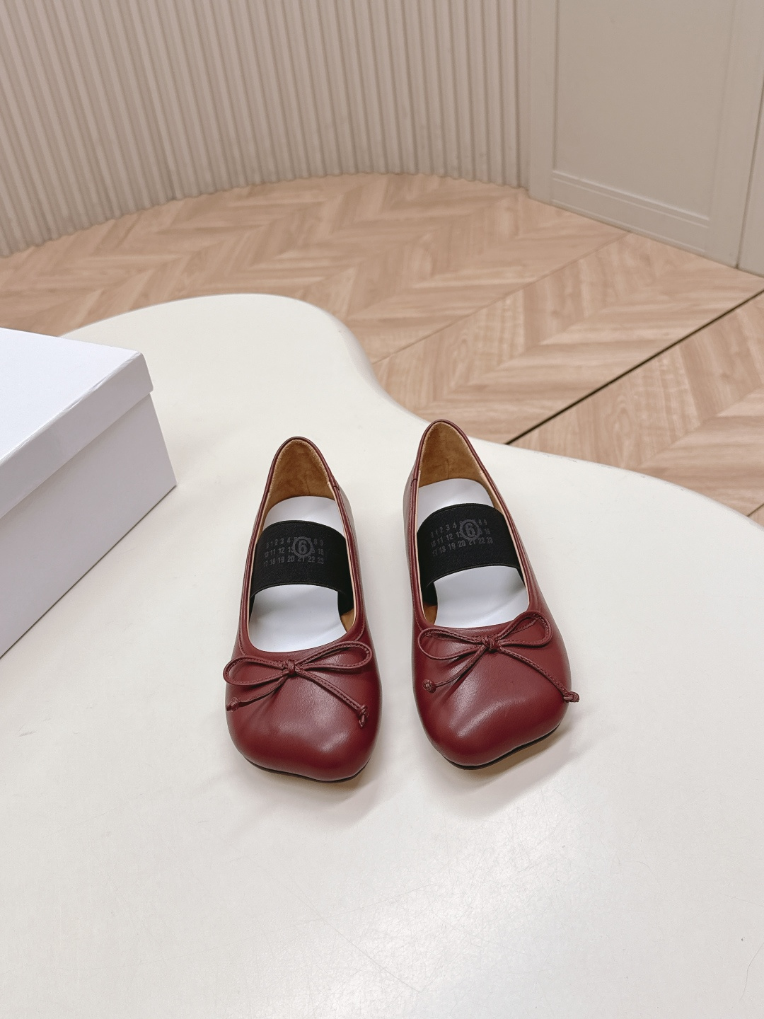 NO:627289,, MM6 Margiela 25 latest bow-tie shoes. Classic oblique toe retro design, high-end yet decent. You can wear it beautifully on the street. Brand elastic band design embellishment adds a gorgeous and romantic feeling. It is easy to be attracted at a glance. It can be matched with a wide range of occasions and can show elegant charm in daily life or party activities. Upper cowhide surface + elastic band design. Lining sheepskin foot pad. Genuine leather outsole.  Size 35-39 (34.40 customized, non-refundable and non-exchangeable), single shoes, masion margiela, masion margiela, cowhide, sheepskin, Leather soles19860909,MM6马吉拉25最新蝴蝶结单鞋 经典斜方头复古设计,高级又不失体面,怎么穿都能美美的出街 品牌弹力带设计点缀 更增添了份华丽浪漫感很容易一眼就被吸引 搭配场合也挺广泛的日常或者派对活动都能展现优雅的魅力气质 鞋面牛皮面+松紧带设计 内里羊皮垫脚 大底真皮大底 码数35-39(34.40定做不退不换),单鞋,masion margiela,masion margiela,cowhide,sheepskin,Leather soles,Women's Shoes