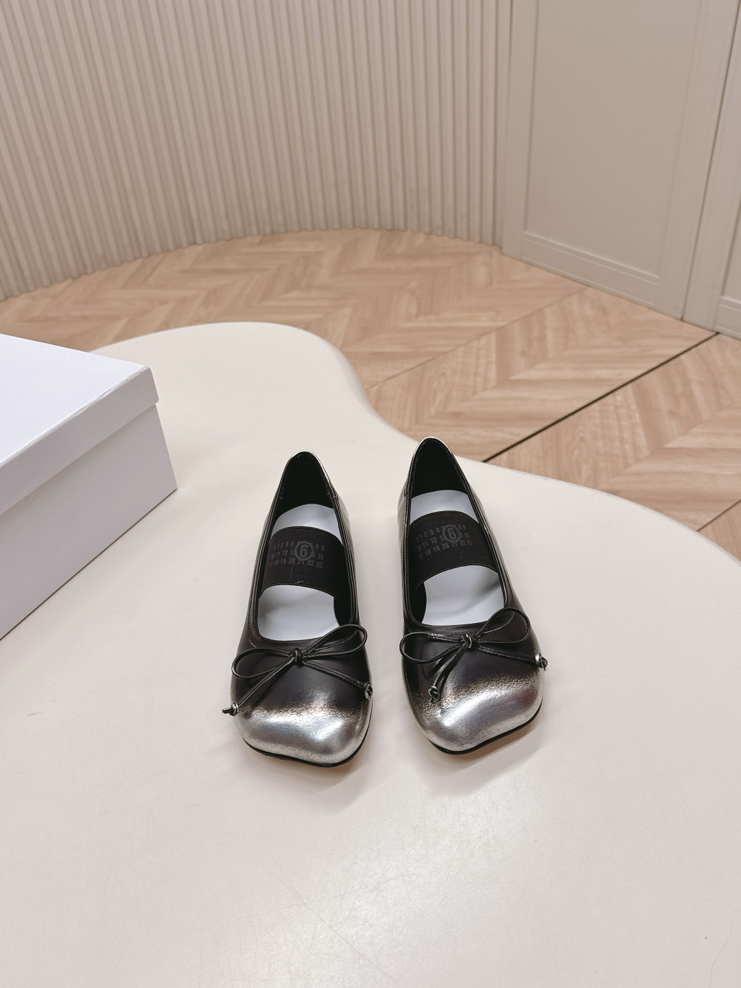 NO:482582,MM6 Magila 25 latest bow single shoes. Classic oblique square toe retro polished color design, high-end and decent, you can go out beautifully no matter how you wear it. Brand elastic band design embellishments add a gorgeous and romantic feeling and can be attracted at first sight. The matching occasions are also quite extensive. Daily or party activities can show elegant charm and temperament. Upper material is cowhide, elastic band design, sheepskin footbed, genuine leather soles. Size: 35-39 (34.40 custom made without return), ballet shoes, masion margiela, masion margiela, cowhide, sheepskin, Leather soles19860909出 MM6马吉拉25最新蝴蝶结单鞋 经典斜方头复古擦色设计,高级又不失体面,怎么穿都能美美的出街 品牌弹力带设计点缀 更增添了份华丽浪漫感很容易一眼就被吸引 搭配场合也挺广泛的日常或者派对活动都能展现优雅的魅力气质 鞋面材质牛皮面松紧带设计 羊皮垫脚 真皮大底 码数:35-39(34.40定做不退换),芭蕾舞鞋,masion margiela,masion margiela,cowhide,sheepskin,Leather soles,Women's Shoes