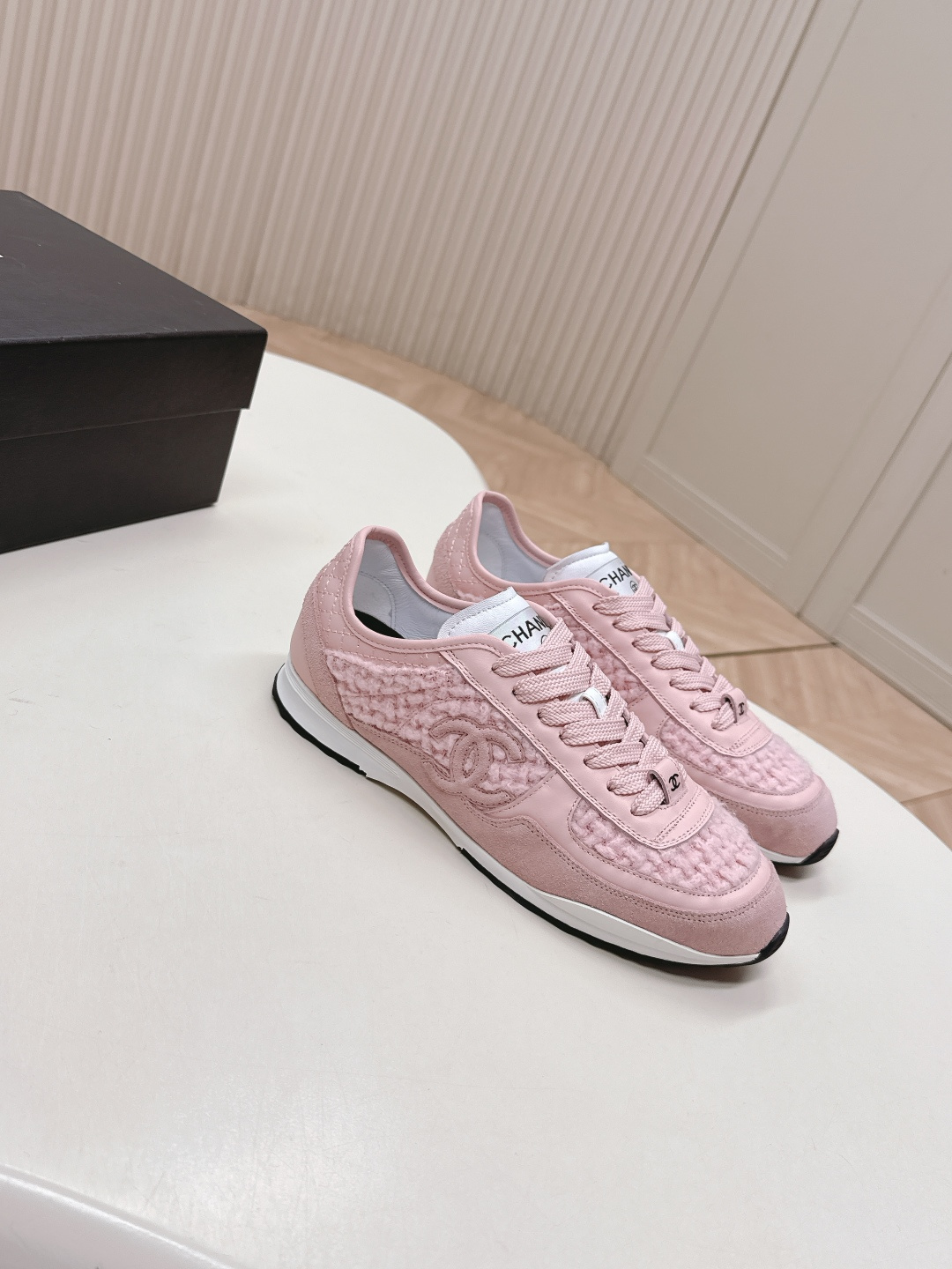 NO:493067,CHANEL Chanel 25 autumn 25P new German training shoes casual sneakers, counter synchronization, classic upgrade, more advanced color matching, coexistence of beauty and comfort, diamond pattern design on the back. Side leather double C logo, versatile, no matter how to wear, cowhide, cowhide, imported sheepskin lining, outsole TPU original outsole size: 35-40 (41 40 custom made, casual shoes/sports shoes, chanel, chanel, sneakers, cowhide, sheepskin19860909CHANEL香奈儿25秋款25P 新款德训鞋休闲运动鞋 专柜同步 经典升级 配色更高级 颜值与舒适并存的 后面的菱格纹设计.侧面皮质双C logo 怎么穿都百搭好看  鞋面牛皮拼毛呢 内里进口羊皮里 大底TPU原版大底 码数:35-40（41 40定做,休闲鞋/运动鞋,chanel,chanel,sneakers,cowhide,sheepskin,Women's Shoes