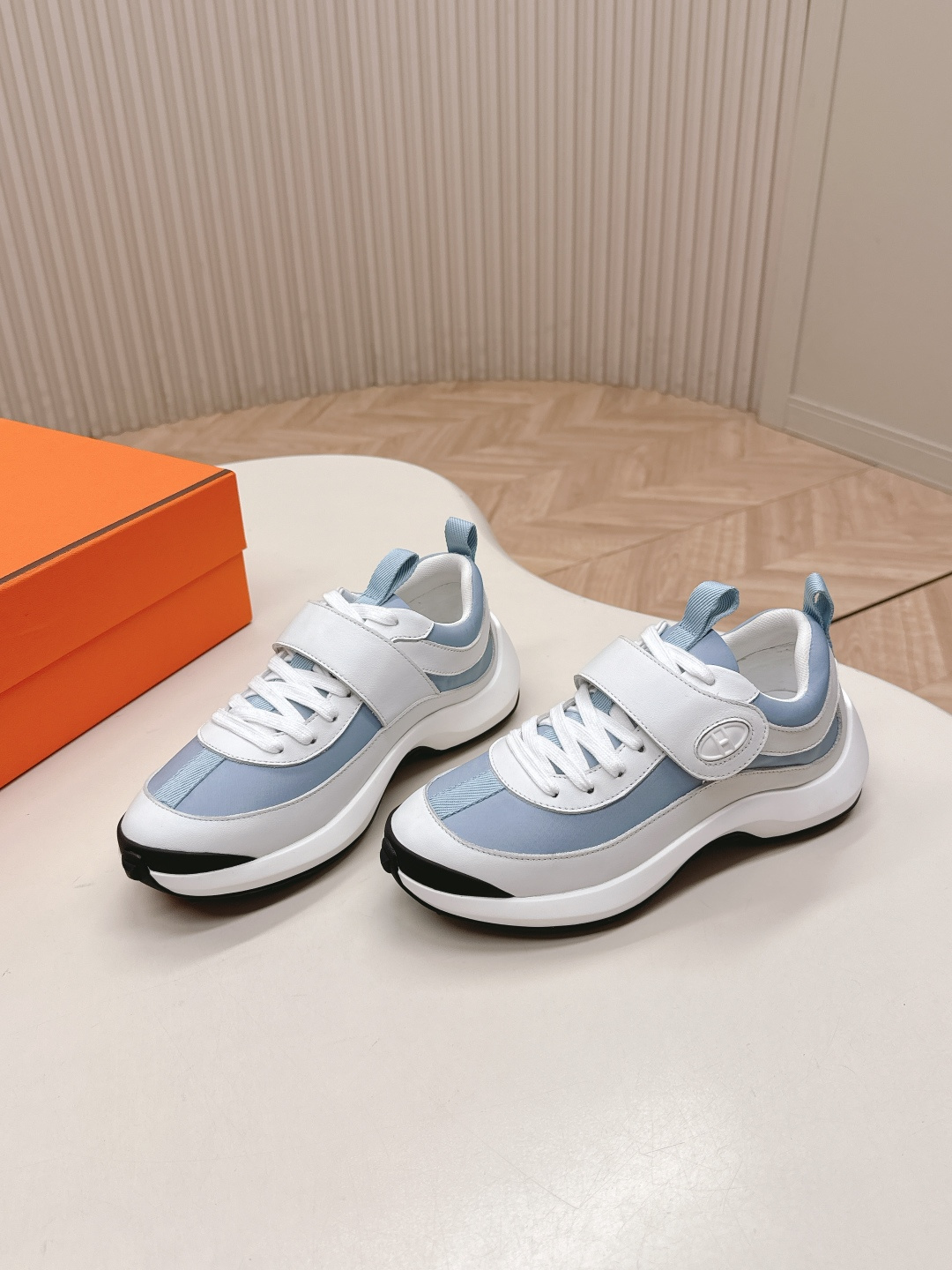 NO:481781,Couple model Hermes 25ss new Loop sneaker couple leather casual sneakers original purchase grade material and craftsmanship are made of original imported calfskin/suede/parch cherry fabric, sheepskin lining upper leather Velcro with light geometric sole. Lightweight, comfortable, soft, easy to wear and look good size: 36-45, casual shoes/sports shoes, hermes, hermes, sneakers, cowhide, sheepskin, chamois leather19860909情侣款 出 Hermes 爱马仕 25ss新款Loop sneaker情侣款皮革休闲运动鞋原版购入代购级别材质与工艺采用原版进口小牛皮/麂皮/降落伞面料,羊皮内衬鞋面皮革魔术贴搭配轻盈几何鞋底.轻便舒适柔软又好穿又好看 size:36-45,休闲鞋/运动鞋,hermes,hermes,sneakers,cowhide,sheepskin,chamois leather,Women's Shoes