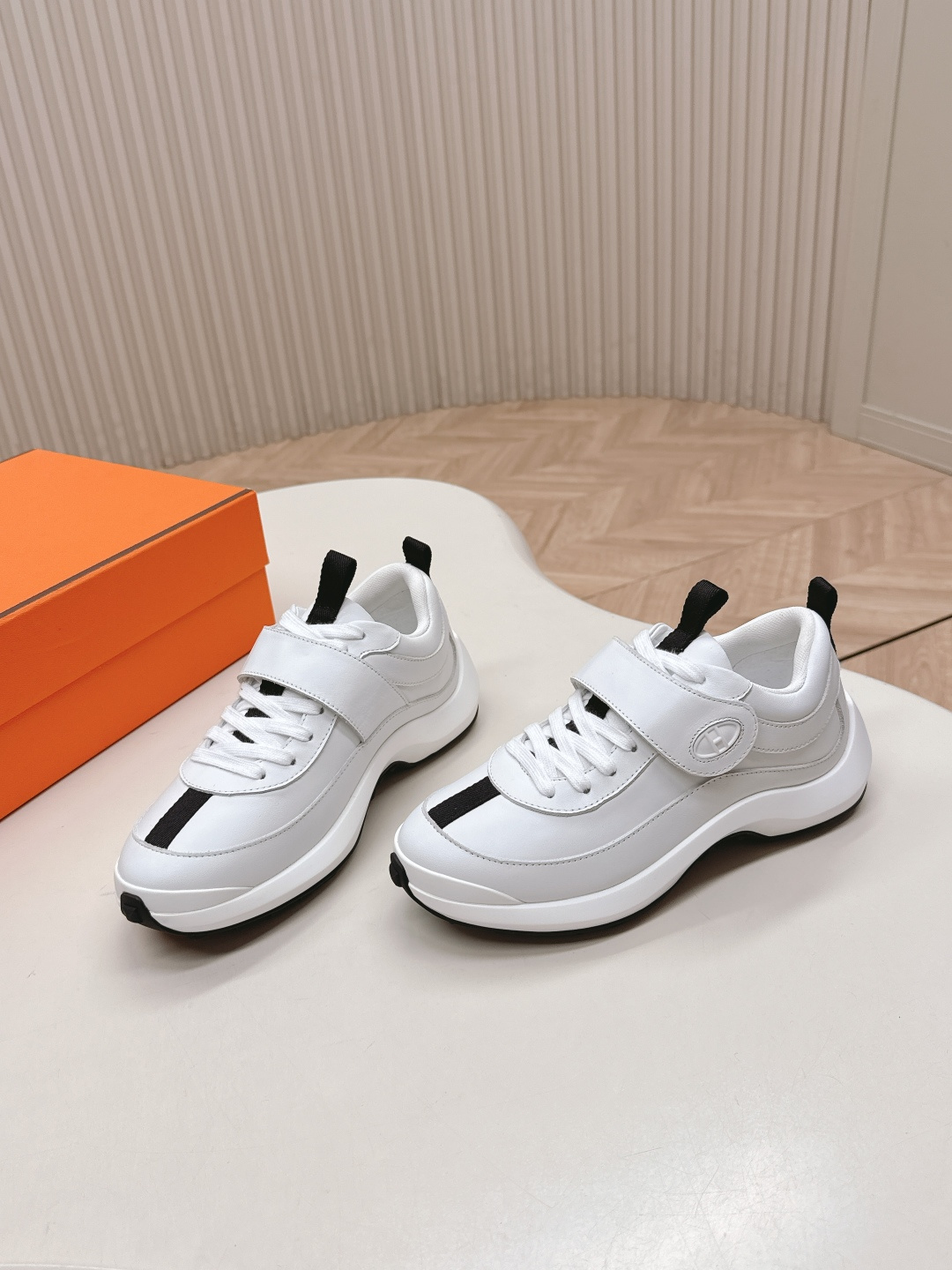 NO:481776,Couple style Hermes 25ss new Loop sneaker couple leather casual sneakers original purchase grade material and craftsmanship are made of original imported calfskin/suede/parachute fabric, sheepskin lining upper leather Velcro with light geometric sole. Lightweight, comfortable, soft, easy to wear and good looking size: 36-45, casual shoes/sports shoes, hermes, hermes, sneakers, cowhide, sheepskin, chamois leather19860909情侣款 出女 Hermes 爱马仕 25ss新款Loop sneaker情侣款皮革休闲运动鞋原版购入代购级别材质与工艺采用原版进口小牛皮/麂皮/降落伞面料,羊皮内衬鞋面皮革魔术贴搭配轻盈几何鞋底.轻便舒适柔软又好穿又好看 size:36-45,休闲鞋/运动鞋,hermes,hermes,sneakers,cowhide,sheepskin,chamois leather,Women's Shoes