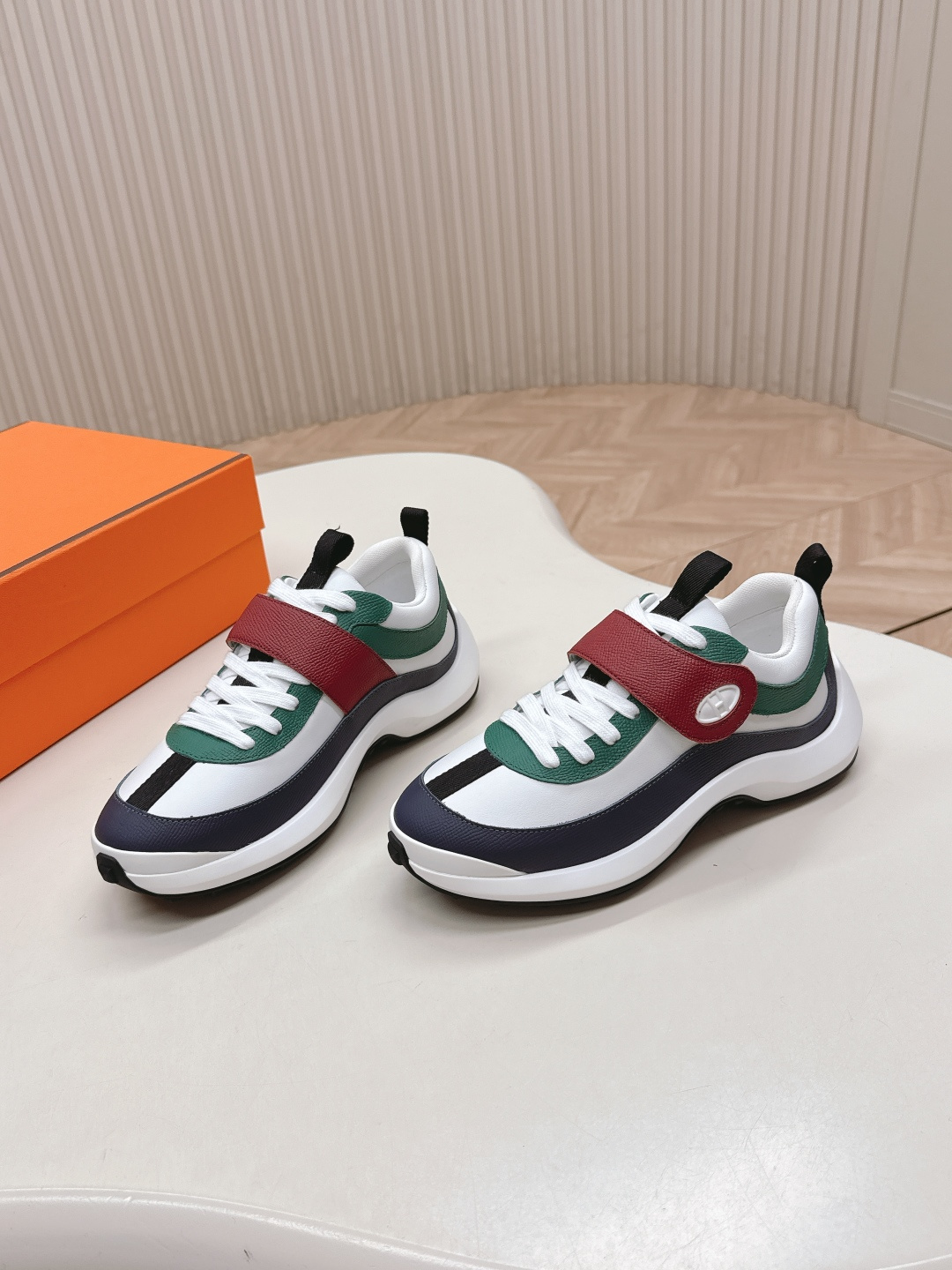 NO:489516,Couple model Hermes 25ss new Loo sneaker couple leather casual sneakers original purchase grade material and craftsmanship are made of original imported calfskin/suede/parch cherry fabric, sheepskin lining upper leather Velcro with light geometric sole. Lightweight, comfortable, soft, easy to wear and good looking size: 36-45, casual shoes/sports shoes, hermes, hermes, sneakers, cowhide, sheepskin, chamois leather19860909情侣款 Hermes 爱马仕 25ss新款Loo sneaker情侣款皮革休闲运动鞋原版购入代购级别材质与工艺采用原版进口小牛皮/麂皮/降落伞面料,羊皮内衬鞋面皮革魔术贴搭配轻盈几何鞋底.轻便舒适柔软又好穿又好看 size:36-45,休闲鞋/运动鞋,hermes,hermes,sneakers,cowhide,sheepskin,chamois leather,Women's Shoes