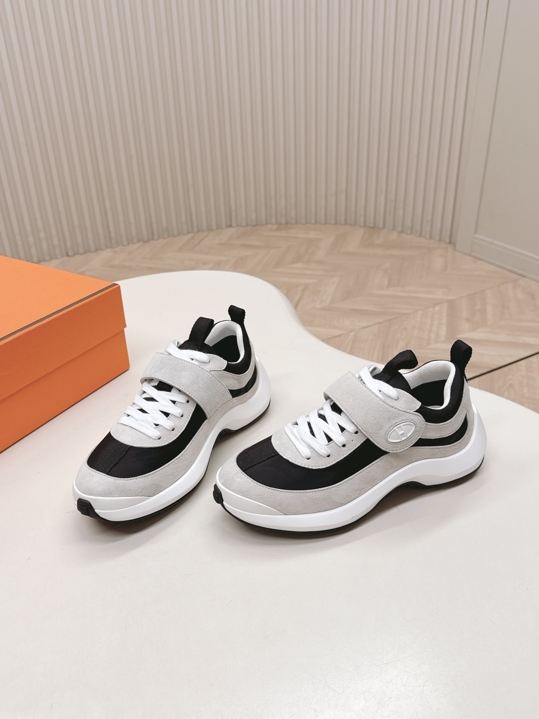 NO:484619,Couple model Hermes 25ss new Loop sneaker couple leather casual sneakers original purchase grade material and craftsmanship are made of original imported calfskin/suede/parch cherry fabric, sheepskin lining upper leather Velcro with light geometric sole. Lightweight, comfortable, soft, easy to wear and look good size: 35-45, casual shoes/sports shoes, hermes, hermes, sneakers, cowhide, sheepskin, chamois leather19860909情侣款 Hermes 爱马仕 25ss新款Loop sneaker情侣款皮革休闲运动鞋原版购入代购级别材质与工艺采用原版进口小牛皮/麂皮/降落伞面料,羊皮内衬鞋面皮革魔术贴搭配轻盈几何鞋底.轻便舒适柔软又好穿又好看 size:35-45,休闲鞋/运动鞋,hermes,hermes,sneakers,cowhide,sheepskin,chamois leather,Women's Shoes