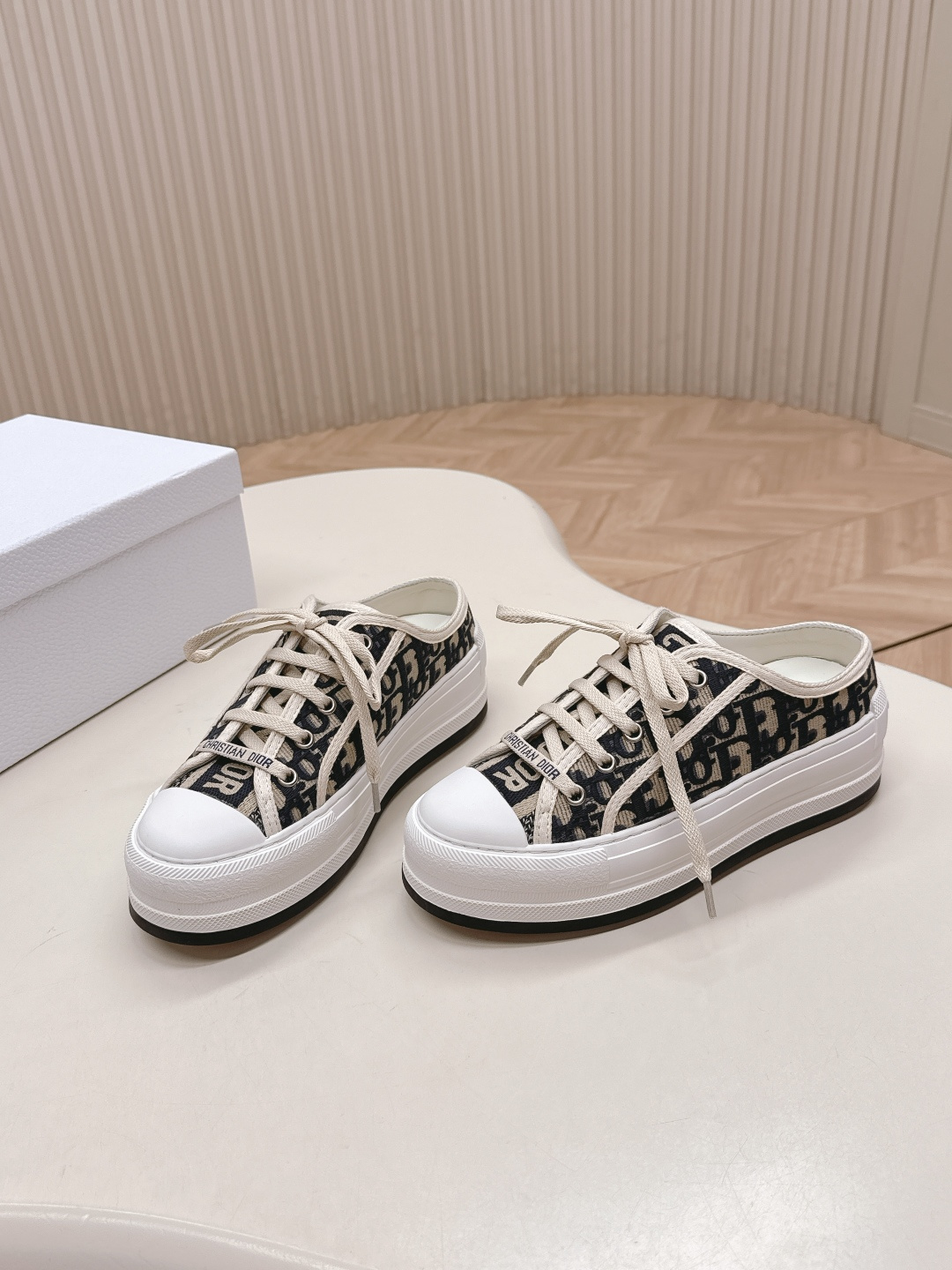 NO:481786,Latest color system!  Out of the top version, semi-mopping, full-top Dior Walk'n series, presbyopia, embroidery, thick-soled canvas shoes, casual sneakers, original purchase and development, making products, this Walk'n'Dior thick-soled sneakers are a fashionable item that enhances the style of the series. Oblique printed cotton embroidered upper, paired with comfortable thick-soled, tongue and Christian Dior Paris logo laces. It can add fashionable temperament to all kinds of casual looks Fabric: Original custom imported Oblique printed embroidery Inner: Imported soft sheepskin lining Outsole: Original exclusive mold-open TPU material Sole thickness: 4.5CM Size: Women's 35-40, casual shoes/sports shoes, dior, dior, sneakers, sheepskin19860909最新色系！出 顶级版本 半拖款 满帮款 Dior迪奥Walk'n系列 老花 刺绣 厚底帆布鞋 休闲运动鞋 原版购入开发 做货 这款 Walk'n'Dior 厚底运动鞋是一款时尚单品,提升该系列的格调.Oblique 印花棉质刺绣鞋面,搭配舒适厚底、鞋舌和 Christian Dior Paris 标志鞋带.可为各式休闲造型增添时髦气质 面料: 原版定制进口Oblique 印花刺绣 内里: 进口柔软羊皮里 大底: 原版独家开模TPU材质 底厚: 4.5CM Size: 女款35-40,休闲鞋/运动鞋,dior,dior,sneakers,sheepskin,Women's Shoes