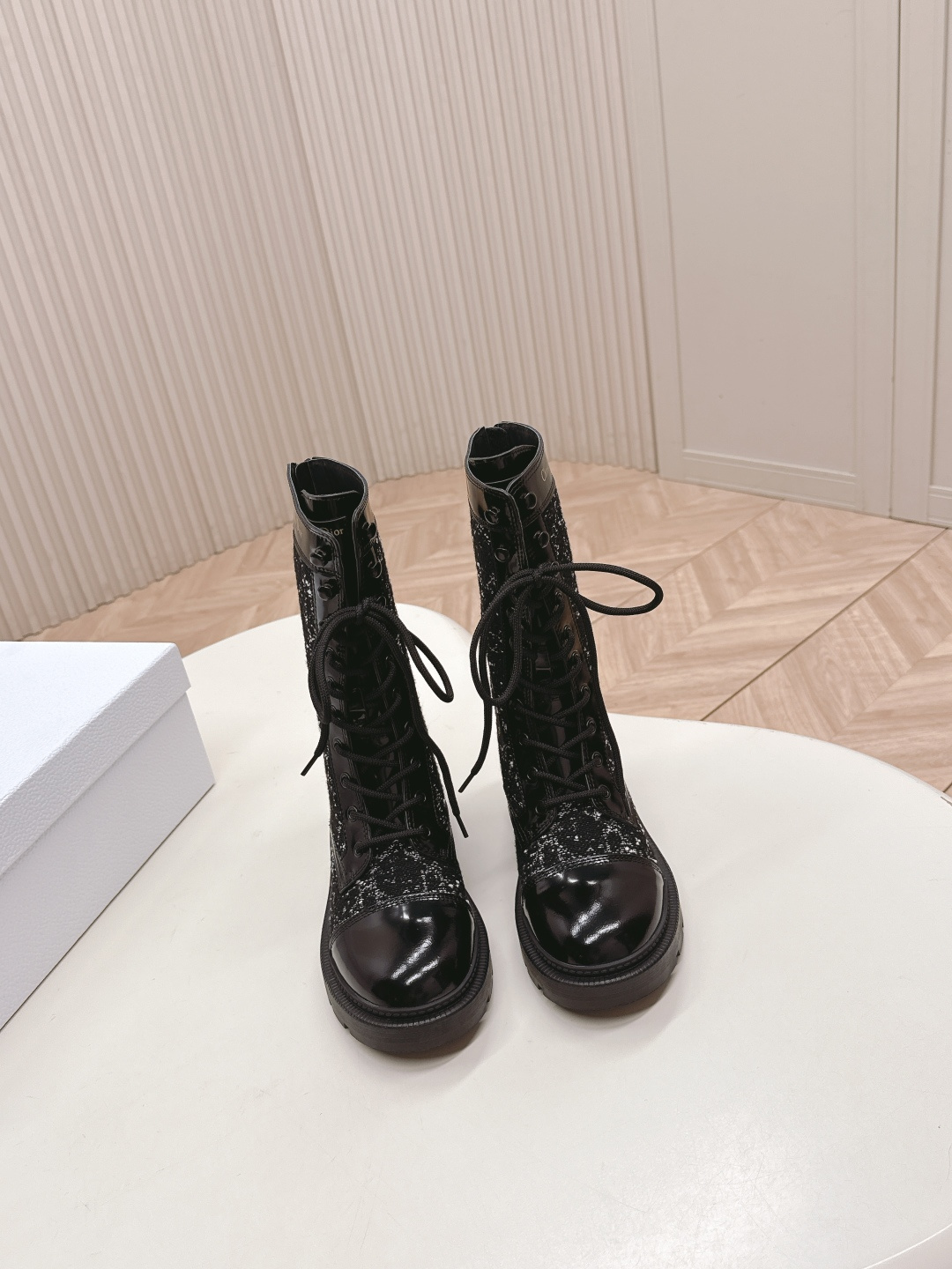 NO:627391,The highest version of Dior CD, the latest autumn and winter boots, retro work boots, lace-up, easy to wear, good-looking and handsome, material upper, imported calfskin, spliced ​​with the latest imported technology, electric embroidery/wool, lining water-dyed cowhide, lining foot, outsole, original molded TPU outsole, heel height 3CM, size 35-40 (41 customized, non-refundable), boots, dior, dior, boots, cowhide19860909最高版本 Dior 迪奥CD 最新秋冬靴复古工装靴 系带好穿好看又帅气 材质鞋面进口小牛皮拼接最新进口科技电绣/羊毛 内里水染牛皮内里垫脚 大底原版开模TPU大底 跟高3CM 码数35-40（41定制不退换）,靴子,dior,dior,boots,cowhide,Women's Shoes