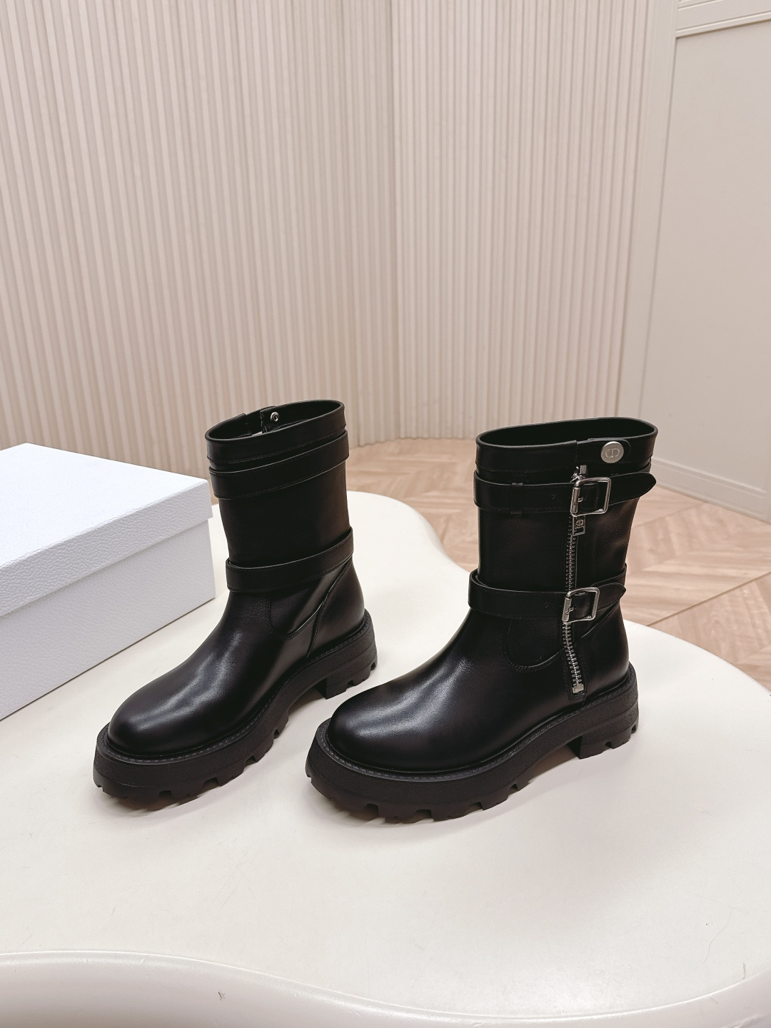 NO:481777,Short boots, high boots, the highest version, Dior, new autumn and winter catwalk, Knight boots, Martin boots, original disassembly and development details, exquisite texture and details of zipper belt buckle, ingeniously matched with diverse colors, showing the trendy and avant-garde style, handsome and stylish, sporty and fashionable style, fabric: original customized cowhide, inner: cowhide, broadsole: original open molded rubber sole, Size: 35-40., boots, dior, dior, boots, cowhide19860909出短靴 高靴 最高版本 Dior迪奥秋冬走秀新款 骑士靴 马丁靴 原版拆解开发细节完美 拉链皮带扣精致纹理细节 匠心搭配多样色彩 彰显潮流前卫风格 帅气有型 焕发运动时尚型格 面料:原版定制牛皮 内里:牛皮 大底:原版开模橡胶底,Size:35－40码.,靴子,dior,dior,boots,cowhide,Women's Shoes