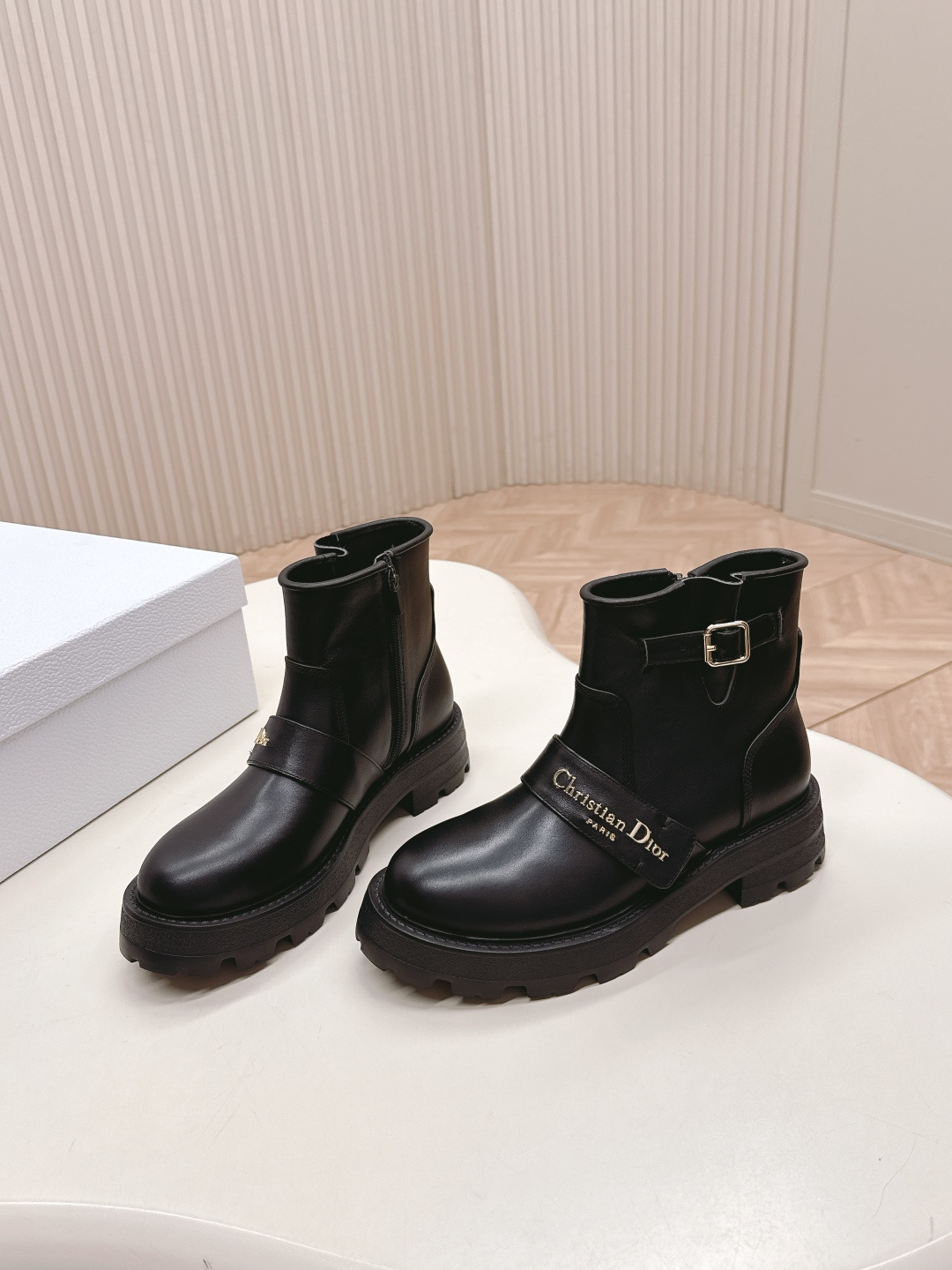 NO:481787,Short boots, high boots, the highest version, Dior, new autumn and winter catwalk, Knight boots, Martin boots, original disassembly and development details, exquisite texture and details of zipper belt buckle, ingeniously matched with diverse colors, showing the trendy and avant-garde style, handsome and stylish, sporty and fashionable style, fabric: original customized cowhide, inner: cowhide, broadsole: original open molded rubber sole, Size: 35-40., boots, dior, dior, boots, cowhide19860909出短靴 高靴 最高版本 Dior迪奥秋冬走秀新款 骑士靴 马丁靴 原版拆解开发细节完美 拉链皮带扣精致纹理细节 匠心搭配多样色彩 彰显潮流前卫风格 帅气有型 焕发运动时尚型格 面料:原版定制牛皮 内里:牛皮 大底:原版开模橡胶底,Size:35－40码.,靴子,dior,dior,boots,cowhide,Women's Shoes