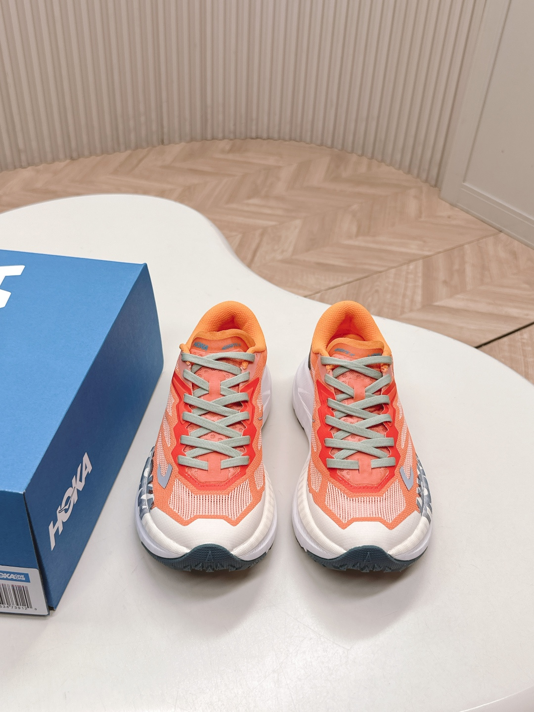 NO:482373,HOKA ONE ONE Mafate X HOKA - Mafate X hardcore appearance with special-shaped carbon fiber board, long-lasting and powerful propulsion woven breathable upper, light and comfortable, and fast drainage. The design continues the series' iconic 'thick-soled monster' gene, classic wheel hub The upper adopts three-dimensional wrap woven mesh and is paired with a dynamic support system, which is both light and breathable and full of functional wind tension; the heel TPU reinforcement and 'pizza edge' outsole design (Vibram Megagrip rubber), reveals a touch of fun and playfulness in hardcore performance. Easy to adapt to outdoor functional wind or urban minimalist outfits. Material and quality  ·Midsole black technology: double-density PEBA foam + bifurcated carbon fiber board, soft rebound on the upper layer, stable support on the lower layer, 8mm drop simulates natural gait, long-distance running can keep light. Original outsole 35-40, casual shoes/sports shoes, sneakers19860909出 HOKA ONE ONE Mafate X HOKA-马法特X硬核出场 搭配异型碳纤维板、持久强劲推进梭织透气鞋面、轻盈舒适、快速排水 设计延续了系列标志性的「厚底怪兽」基因,经典轮毂 鞋面采用立体包裹梭织网布,搭配动态支撑系统,既轻盈透气又充满机能风张力;后跟TPU加固与「披萨边」大底设计( Vibram Megagrip橡胶),在硬核性能中透出一丝趣味俏皮. 轻松适配户外机能风或都市极简穿搭. 材质与质量 ·中底黑科技:双密度PEBA泡棉+分叉式碳纤维板,上层柔软回弹,下层稳定支撑,8mm落差模拟自然步态,长距离奔跑也能保持轻盈.原版大底 35-40,休闲鞋/运动鞋,sneakers,Women's Shoes