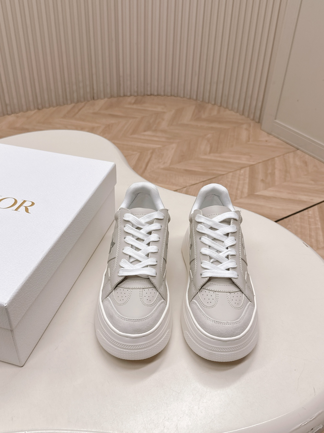 NO:483469,Thin sole + thick sole Couple style High-version Dior 2025 new sponge cake shoes thick sole casual shoes This Dior Star sneaker continues the long-lasting outline and is carefully made of cowhide leather, so it will be particularly comfortable to wear. Decorate the same-toned suede insert metal stars to decorate the lace eyelets to enhance the style. The style is light and matched with the 'Christian Dior' logo thin sole, suitable for all seasons, can be matched with various casual styles to add the finishing touch. Classic and super durable upper cowhide original Ip outsole. Size 35-45, casual shoes/sports shoes, dior, dior, sneakers, cowhide19860909出薄底+厚底出 情侣款 高版本 Dior迪奥2025新款松糕鞋厚底休闲鞋 这款Dior Star运动鞋延续经久不衰的轮廓,采用牛皮革精心制作,所以上脚会特别的舒服哦 饰以同色调绒面革镶片金属星星装饰鞋带孔眼,提升格调.款式轻盈搭配“Christian Dior”标志薄鞋底,四季皆宜,可与各式休闲造型搭配,增添点睛之笔 经典超耐看 鞋面牛皮拼接 原版Ip 大底.35-45码,休闲鞋/运动鞋,dior,dior,sneakers,cowhide,Women's Shoes