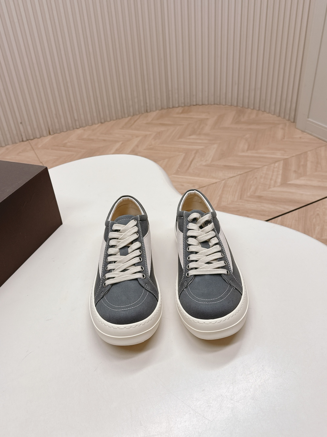 NO:483526,Cloth, cow velvet leather, couples, Rick Owens 25 new, infringing shoes, casual shoes, dark series, high street must-have, couples!  This is a shoe that comes with its own topics when it is launched. There are constant controversy in the sale. This pair of shoes can also be said to be the most popular shoes of other RO shoes. Let’s talk about the “big Vans” of “infringement” Vans, and the “big Vans” that “infringe” must be on the list and are not inferior to the versatile “big Converse”. Whether it is matched with Rick Owens’ own items or the various Clean Fits that are popular now, it is completely fine. Especially leather shoes, simple, high-end, upper, cow reverse velvet leather/high-density canvas, TPu large non-slip sole, size 35-40 39-45, casual shoes/sports shoes, converse, sneakers, especially leather shoes. Simple, high-end upper, cow reverse velvet leather/high-density canvas, TPu large non-slip sole, size 35-40 39-45, casual shoes/sports shoes, converse, sneakers19860909布面 牛绒皮面 情侣款 瑞克 欧文斯Rick Owens 25新款 侵权鞋 休闲鞋 暗黑系列 高街必备,情侣款！ 这是一款上线就自带话题的鞋款 发售争议不断 这双鞋也可以说是其它RO鞋款代替不了的 简单聊下要说Rick Owens最受欢迎的几款鞋,那“侵权”Vans的“大Vans”肯定榜上有名完全不输“大匡威”的百搭,不管是搭配 Rick Owens自己的单品又或者是走一波现在流行的各种Clean Fit 都完全没问题 特别是皮质鞋款 简约即高级 鞋面牛反绒皮/高密度帆布 TPu大防滑大底 码数35-40 39-45,休闲鞋/运动鞋,converse,sneakers,Women's Shoes