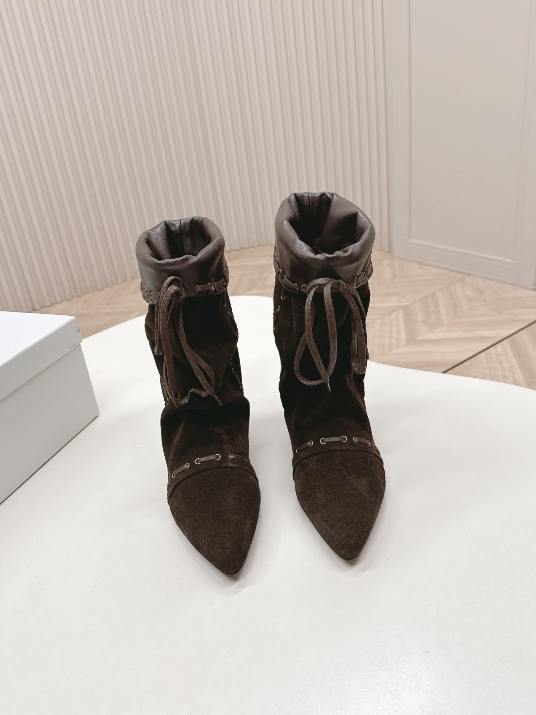 NO:488558,Short boots unfolio haute couture, fashionable pointed Thai-Korean style, pile of boots!  A pair of beautiful pointed-toed boots are coming soon. Autumn is a must-have boot for beautiful women in early autumn. It’s also very comfortable to wear on the feet. It’s superb to wear windbreakers and jeans. It’s fashionable!   A must-have for internet celebrities, with an inner height of 3cm, which is a perfect leg slimming tool. The upper is made of high mercerized beef reverse velvet!  Inner sheepskin/beef reverse velvet splicing resistant cassette footbed cowhide rubber sole outsole size 35/40 (40 custom made), boots, boots, jeans, cowhide, sheepskin19860909短靴款 unfolio高定 时尚尖头泰韩系 堆堆靴！ 一双绝美的尖头堆堆靴 马上入秋了 是美女早秋必备的靴子没错啦 上脚舒适度也很高 搭风衣和牛仔裤都超绝 穿上就是时髦精！  网红必备、内增高3cm ,简直妥妥的瘦腿神器 鞋面采用高丝光牛反绒！ 内里羊皮/牛反绒拼接耐卡布 垫脚牛皮 橡胶底大底 码数35/40（40订做）,靴子,boots,jeans,cowhide,sheepskin,Women's Shoes