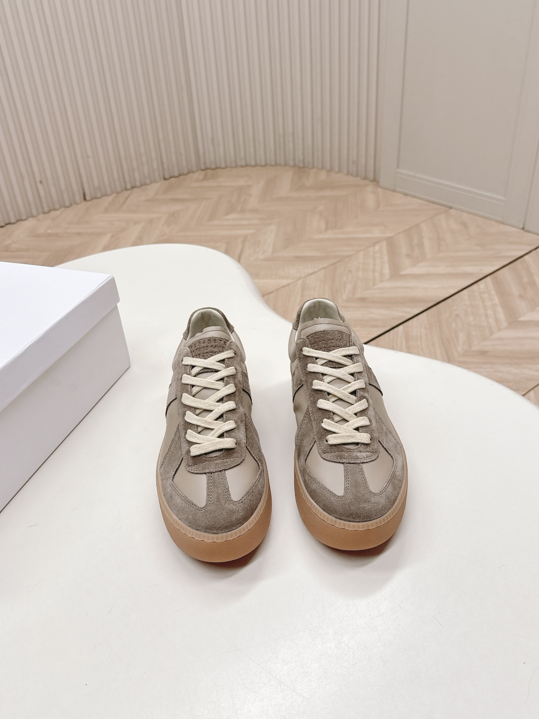 NO:492013,Maison Margiela MM6 thick-soled casual board shoes and training shoes. This pair is stylish and easy to match!  Cowhide and reverse velvet on the upper, splicing, very delicate, cowhide, super comfortable, original sole is very gripped, height increases and makes legs thin, wear-resistant rubber outsole, size 35-40, casual shoes/sports shoes, masion margiela, masion margiela, sneakers, cowhide19860909出 Maison Margiela 马吉拉MM6厚底休闲板鞋德训鞋 这双有型又好搭！ 鞋面牛皮加反绒 拼接,特细腻 牛皮里 超舒适 原版鞋底非常抓地 增高显腿细 耐磨橡胶大底 码数35-40,休闲鞋/运动鞋,masion margiela,masion margiela,sneakers,cowhide,Women's Shoes