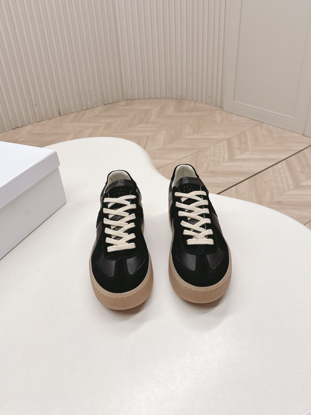 NO:488596,Maison Margiela MM6 thick-soled casual board shoes and training shoes. This pair is stylish and easy to match!  Cowhide and reverse velvet on the upper, splicing, very delicate, cowhide, super comfortable, original sole is very gripped, height increases and makes legs thin, wear-resistant rubber outsole, size 35-40, casual shoes/sports shoes, masion margiela, masion margiela, sneakers, cowhide19860909出 Maison Margiela 马吉拉MM6厚底休闲板鞋德训鞋 这双有型又好搭！ 鞋面牛皮加反绒 拼接,特细腻 牛皮里 超舒适 原版鞋底非常抓地 增高显腿细 耐磨橡胶大底 码数35-40,休闲鞋/运动鞋,masion margiela,masion margiela,sneakers,cowhide,Women's Shoes