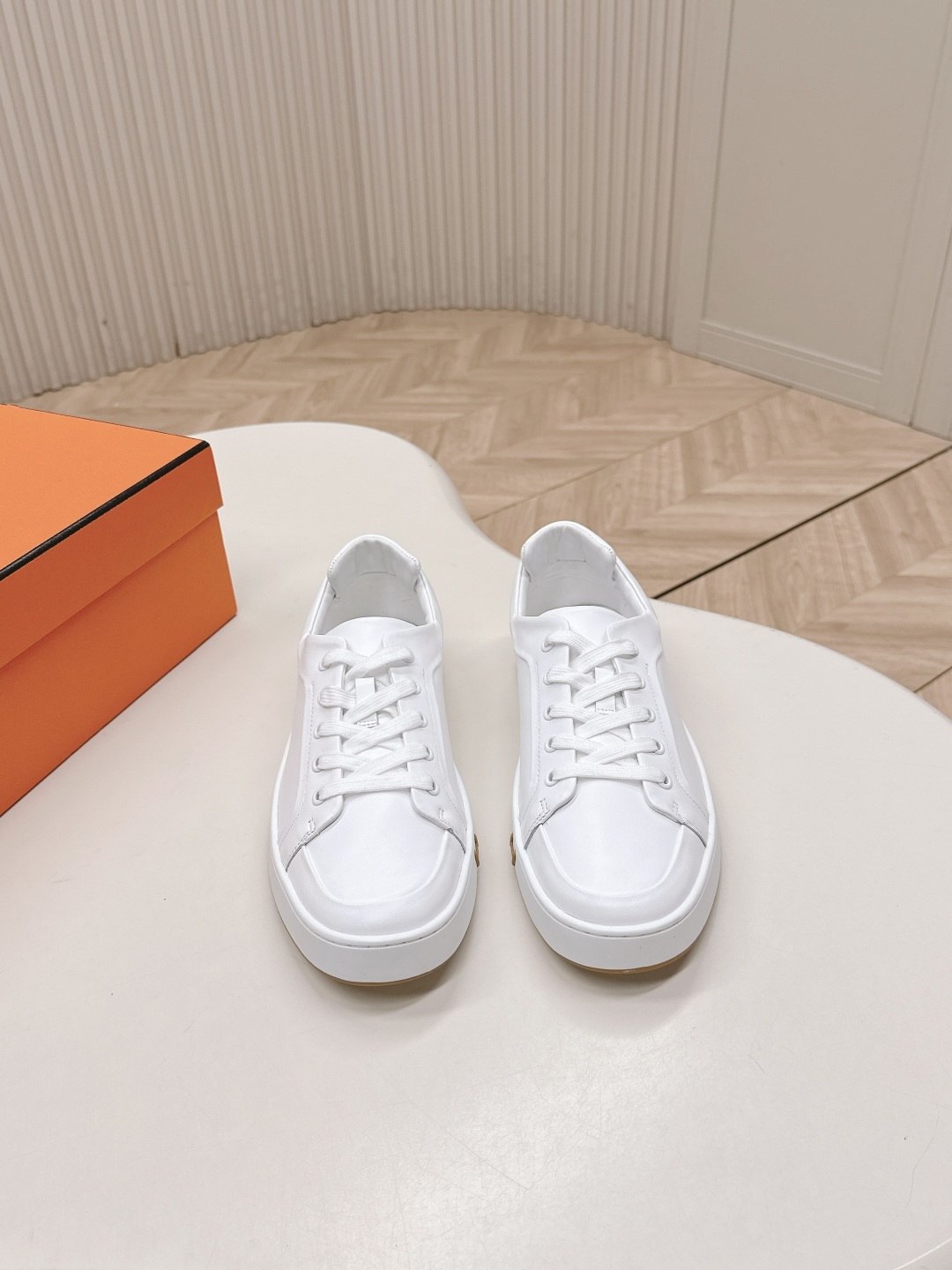 NO:488589,Couple styles are released by Hermes 2025 new series of casual sports shoes. H series. The craftsmanship is extremely high, and the counter is launched in the new style. Every detail of the shoes is particularly attentive, quite eye-catching, and the elegant splicing elements highlight the outstanding temperament!  Classic style upgrades, exquisite color matching, add a casual atmosphere, and exquisite lines can invisibly better reflect the family design language, interspersed with exquisite lines, perfectly fit the foot shape, naturally outline the fashionable outline, achieve visual impact effect, and fully interpret a different sports style!  Imported cowhide/original fabric, mixed-bred sheepskin footbed, comfortable foot feeling, ip tpu big sole, seamless combination of German technical irradiation machine, lightweight, high elastic, non-slip and wear-resistant!  Size 35-45, casual shoes/sports shoes, hermes, hermes, sneakers, cowhide, sheepskin19860909情侣款 出 Hermes 爱马仕2025 新系列休闲运动鞋 H系列 工艺极致,同步专柜上新.鞋子的每一个细节都特别用心,相当惹眼,雅致的拼接元素,凸显不俗的气质！ 经典版型升级 精致配色,增添休闲的气息,精致的线条,无形之中能够更好体现出家族式的设计语言,穿插精致的线条 完美契合脚型,自然的勾勒出时尚的轮廓,达到视觉上的冲击效果,充分演绎不一样的运动风格！ 面料进口牛皮/原版布 垫脚混种羊皮,脚感舒适,ip tpu 大底,德国技术照射机无缝组合 轻便高弹,防滑耐磨！码数35-45,休闲鞋/运动鞋,hermes,hermes,sneakers,cowhide,sheepskin,Women's Shoes