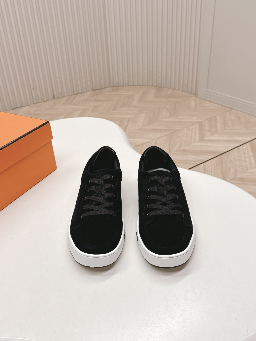 NO:488582,Couple styles are released by Hermes 2025 new series of casual sports shoes. H series. The craftsmanship is extremely high, and the counter is launched in the new style. Every detail of the shoes is particularly attentive, quite eye-catching, and the elegant splicing elements highlight the outstanding temperament!  Classic style upgrades, exquisite color matching, add a casual atmosphere, and exquisite lines can invisibly better reflect the family design language, interspersed with exquisite lines, perfectly fit the foot shape, naturally outline the fashionable outline, achieve visual impact effect, and fully interpret a different sports style!  Imported cowhide/original fabric, mixed-bred sheepskin footbed, comfortable foot feeling, ip tpu big sole, seamless combination of German technical irradiation machine, lightweight, high elastic, non-slip and wear-resistant!  Size 35-45, casual shoes/sports shoes, hermes, hermes, sneakers, cowhide, sheepskin19860909情侣款 出 Hermes 爱马仕2025 新系列休闲运动鞋 H系列 工艺极致,同步专柜上新.鞋子的每一个细节都特别用心,相当惹眼,雅致的拼接元素,凸显不俗的气质！ 经典版型升级 精致配色,增添休闲的气息,精致的线条,无形之中能够更好体现出家族式的设计语言,穿插精致的线条 完美契合脚型,自然的勾勒出时尚的轮廓,达到视觉上的冲击效果,充分演绎不一样的运动风格！ 面料进口牛皮/原版布 垫脚混种羊皮,脚感舒适,ip tpu 大底,德国技术照射机无缝组合 轻便高弹,防滑耐磨！码数35-45,休闲鞋/运动鞋,hermes,hermes,sneakers,cowhide,sheepskin,Women's Shoes