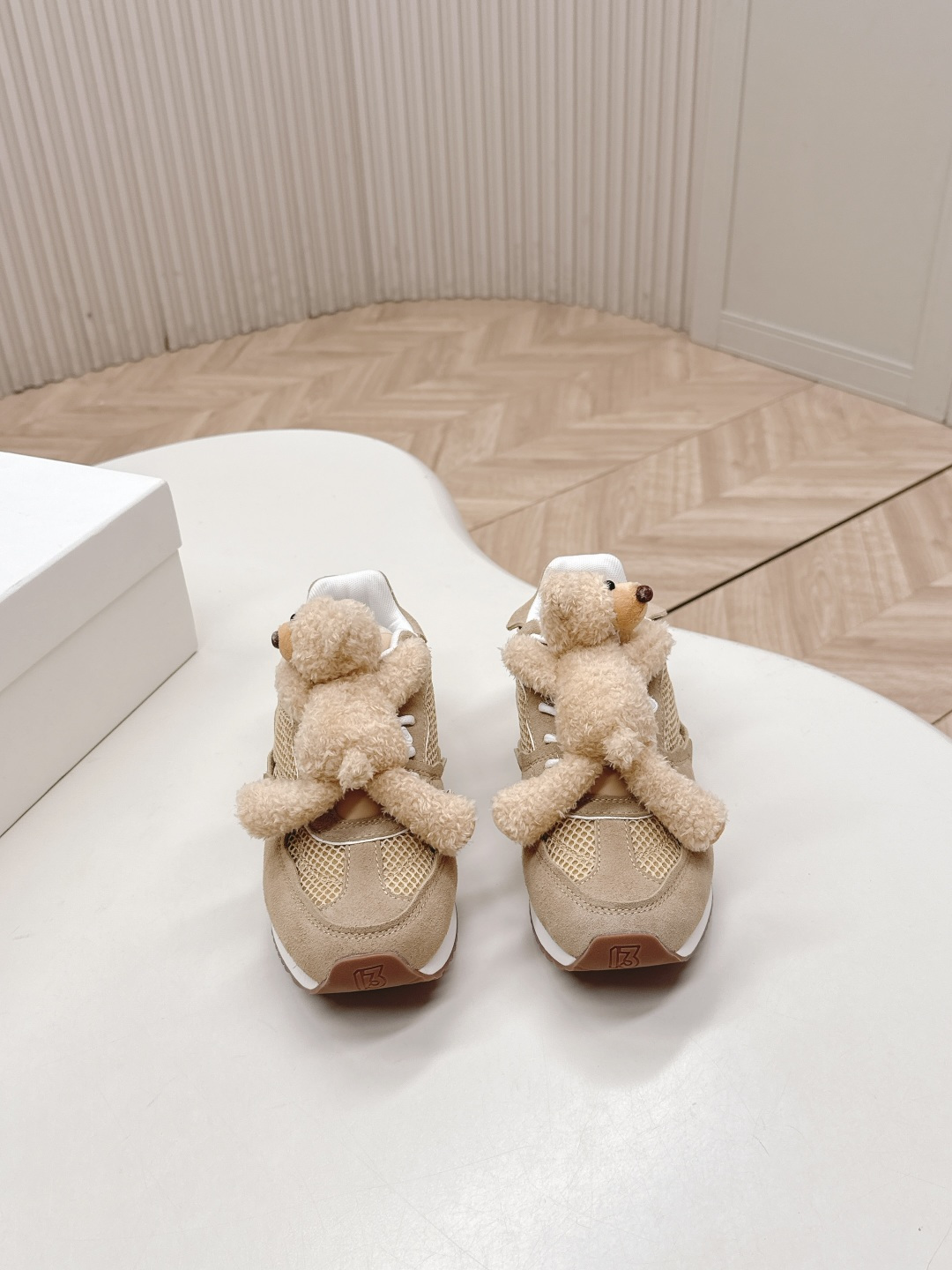 NO:491697,13DEMARZO niche trendy brand 25VS latest hot casual series early autumn... [Round-toed bear casual shoes] Shoes and bears can be matched together. The soft and cute bears are fixed with elastic buttons (very firm and not easy to fall off). The spliced ​​upper surface. The black will be more dirt-resistant and better care. The wide shoelace design has a strong texture. Rubber sole. Wear-resistant and non-slip. The shoe shape is also very suitable for various combinations of daily life. Casual and comfortable. Fabric: Original custom cashmere bear accessories. Inner: Original custom breathable mesh. Foot pads: Original injection molding pads. Outsole: Original mold foam combination sole. Packaging: Original full set of packaging. Size: 35-39 (40 customization, no return or exchange), casual shoes/sneakers, sneakers19860909出 13DEMARZO 小众潮牌 25VS 早秋最新爆款休闲系列…【圆头小熊休闲鞋】 鞋子和小熊居然也能搭配到了一起,软萌可爱的小熊通过弹力纽扣固定(很牢固 不易脱落) 拼接的帮面 黑色会更耐脏也更好打理宽鞋带设计整体质感十足 橡胶鞋底 耐磨防滑 板鞋造型也很适合日常生活的各种搭配 休闲又舒适 面料:原版定制羊绒小熊饰件 内里:原版定制透气网 垫脚:原版注塑成型垫 大底:原版开模发泡组合底 包装:原版全套包装 码数:35-39（40定制不退换）,休闲鞋/运动鞋,sneakers,Women's Shoes