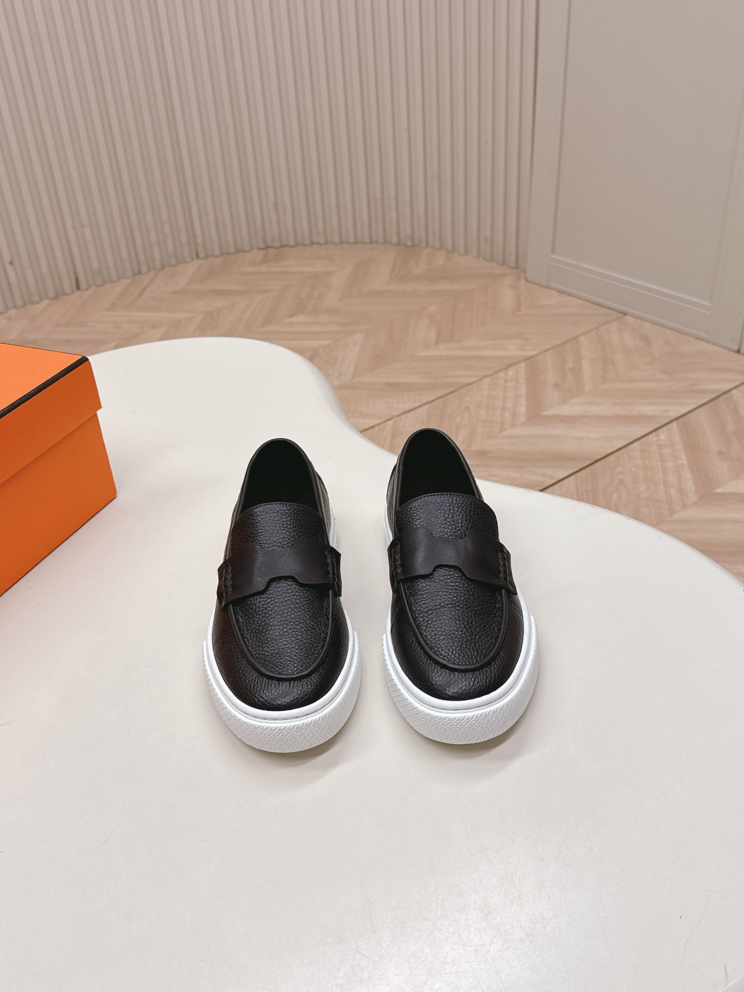 NO:488576,Female, male couple loafers, one foot, couple loafers, small leather shoes, this is simply a romantic symbol for walking! The boys' style is simple and elegant, the girl's style is gentle and versatile, and the one foot is super suitable for lazy parties~ The genuine leather material is breathable and soft, and it feels like stepping on a cloud when you step on it! Boys become a business elite in seconds with suit pants, and girls' dresses are instantly elegant and upgraded in an instant. Whether it is a date, shopping or commuting, this pair of shoes can easily hold the whole audience! Wear it with him, and even the air is filled with sweetness~ Get the same style as your other half, let every step out of the CP feeling! Cowhide original outsole 35-45, loafers, loafers, skirts, business suit, cowhide19860909女 男 情侣乐福鞋一脚蹬情侣款乐福鞋小皮鞋 这款简直是行走的浪漫符号!男生款简约大气,女生款温柔百搭,一脚蹬设计超适合懒人党~真皮材质透气又柔软,踩上去像踩在云朵上!男生搭配西装裤秒变商务精英,女生配连衣裙瞬间优雅升级计.无论是约会逛街还是通勤出差,这双鞋都能轻松hold住全场!和TA一起穿上它,连空气都弥漫着甜蜜气息~快和你的另一半get同款,让每一步都走出 CP感吧!牛皮 原版大底 35-45,乐福鞋,loafers,skirts,business suit,cowhide,Women's Shoes