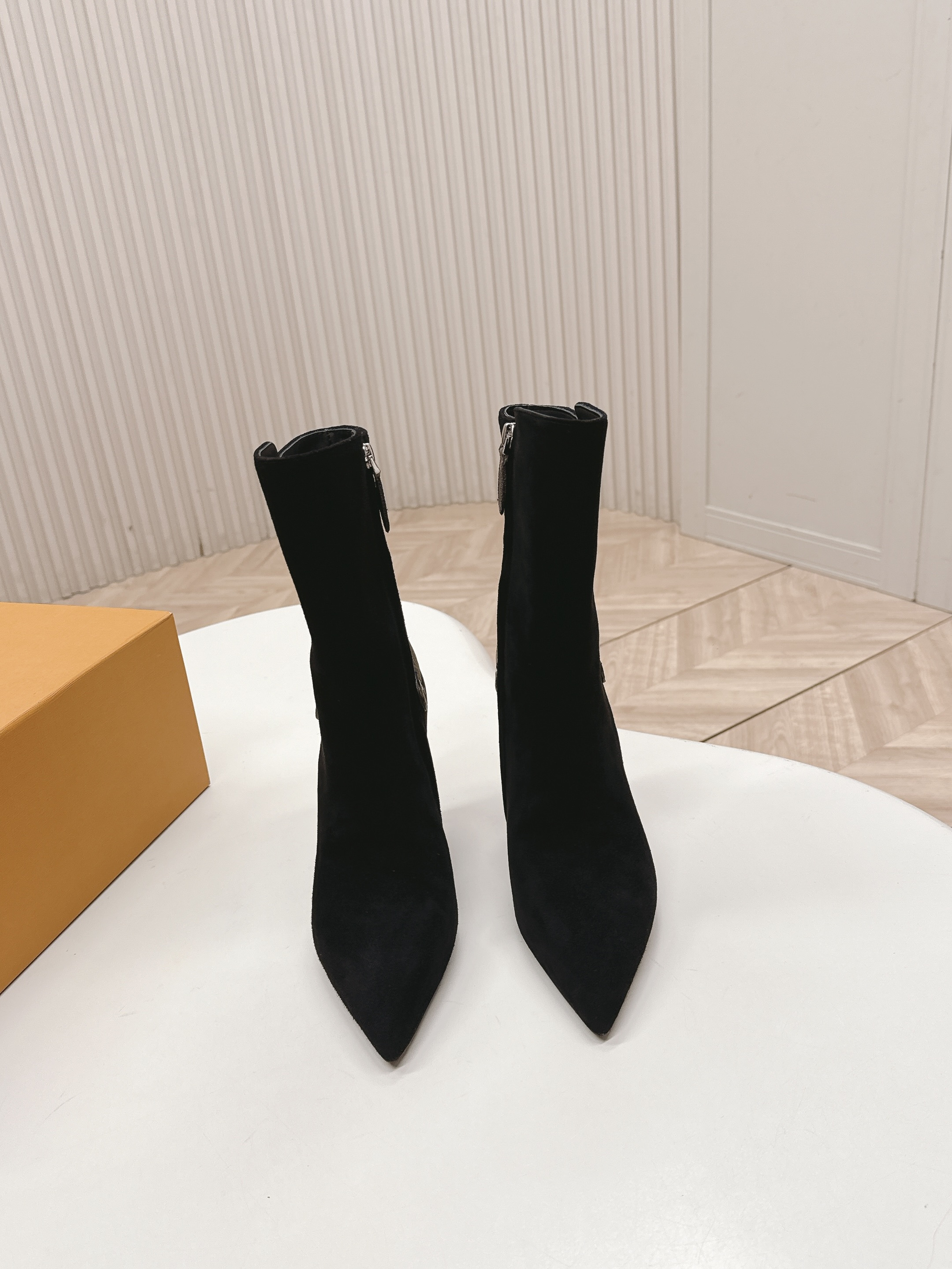 NO:490040,LV donkey brand 25ss new autumn and winter high-heeled Martin boots, with a versatile last shape and slim feet yyds. The shape is three-dimensional and full, with a full temperament and comfortable footwear. It is very retro style and full of aura. The original presbyopia design style is very classic, the details are perfect, cool, trendy... upper cowhide, oxen, footbed!  Size: 35-39 (40, boots, louis vuitton, louis vuitton, boots, cowhide19860909出 LV驴牌 25ss 新款秋冬高跟马丁靴短靴 楦型百搭瘦脚yyds.造型立体饱满,气质满满 上脚舒适 非常复古风、气场十足,加原版老花设计风格非常经典 细节完美 酷炫 潮派... 鞋面牛皮 牛里、垫脚！ Size: 35-39（40,靴子,louis vuitton,louis vuitton,boots,cowhide,Women's Shoes