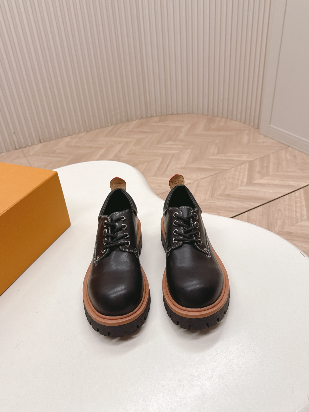 NO:490061,Couple style LV donkey brand retro big head neutral style thick-soled casual leather shoes, simple, atmospheric and versatile, all seasons, not restricted by routine, be yourself as you like~ Upper cowhide, inner cowhide, outsole leather edge, original rubber outsole Size35-45, loafers, louis vuitton, louis vuitton, loafers, cowhide19860909出 情侣款 LV驴牌复古大头中性风厚底休闲小皮鞋 简约大气百搭四季通用 上脚不被常规所拘束,随心所欲做自己～ 鞋面牛皮 内里牛皮 大底真皮沿条,原版橡胶大底 Size35-45,乐福鞋,louis vuitton,louis vuitton,loafers,cowhide,Women's Shoes