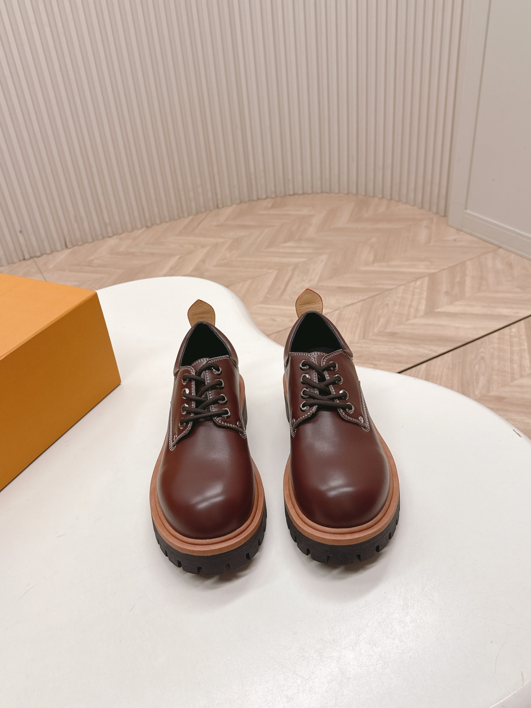 NO:490067,Couple style LV donkey brand retro big head neutral style thick-soled casual leather shoes, simple, atmospheric and versatile, all seasons, not restricted by routine, be yourself as you like~ Upper cowhide, inner cowhide, outsole leather edge, original rubber outsole Size35-45, loafers, louis vuitton, louis vuitton, loafers, cowhide19860909出 情侣款 LV驴牌复古大头中性风厚底休闲小皮鞋 简约大气百搭四季通用 上脚不被常规所拘束,随心所欲做自己～ 鞋面牛皮 内里牛皮 大底真皮沿条,原版橡胶大底 Size35-45,乐福鞋,louis vuitton,louis vuitton,loafers,cowhide,Women's Shoes