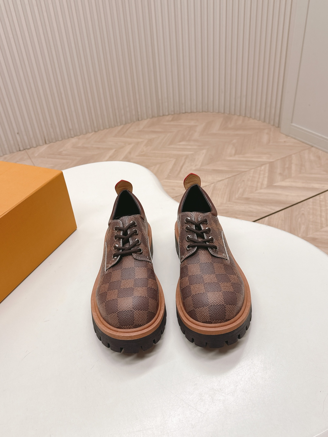 NO:490073,Couple style LV donkey brand retro big head neutral style thick-soled casual leather shoes, simple, atmospheric and versatile, all seasons, not restricted by routine, be yourself as you like~ Upper cowhide, inner cowhide, outsole leather edge, original rubber outsole Size35-45, loafers, louis vuitton, louis vuitton, loafers, cowhide19860909出 情侣款 LV驴牌复古大头中性风厚底休闲小皮鞋 简约大气百搭四季通用 上脚不被常规所拘束,随心所欲做自己～ 鞋面牛皮 内里牛皮 大底真皮沿条,原版橡胶大底 Size35-45,乐福鞋,louis vuitton,louis vuitton,loafers,cowhide,Women's Shoes