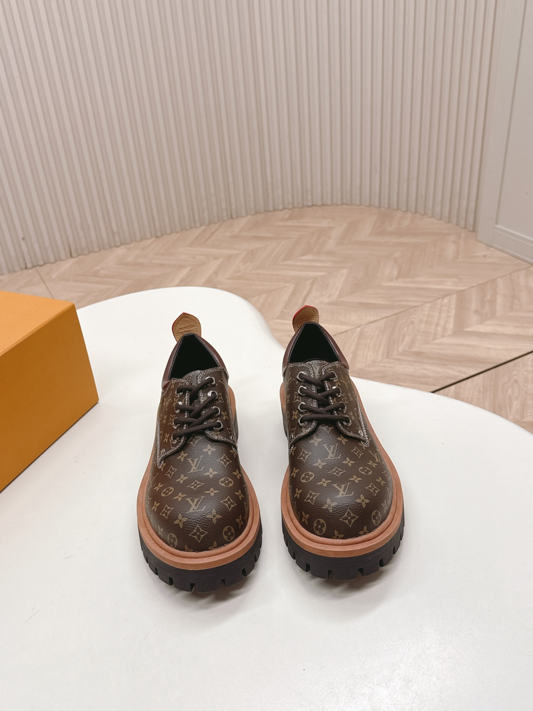 NO:490084,Couple style LV donkey brand retro big head neutral style thick-soled casual leather shoes, simple, atmospheric and versatile, all seasons, not restricted by routine, be yourself as you like~ Upper cowhide, inner cowhide, outsole leather edge, original rubber outsole Size35-45, loafers, louis vuitton, louis vuitton, loafers, cowhide19860909出 情侣款 LV驴牌复古大头中性风厚底休闲小皮鞋 简约大气百搭四季通用 上脚不被常规所拘束,随心所欲做自己～ 鞋面牛皮 内里牛皮 大底真皮沿条,原版橡胶大底 Size35-45,乐福鞋,louis vuitton,louis vuitton,loafers,cowhide,Women's Shoes