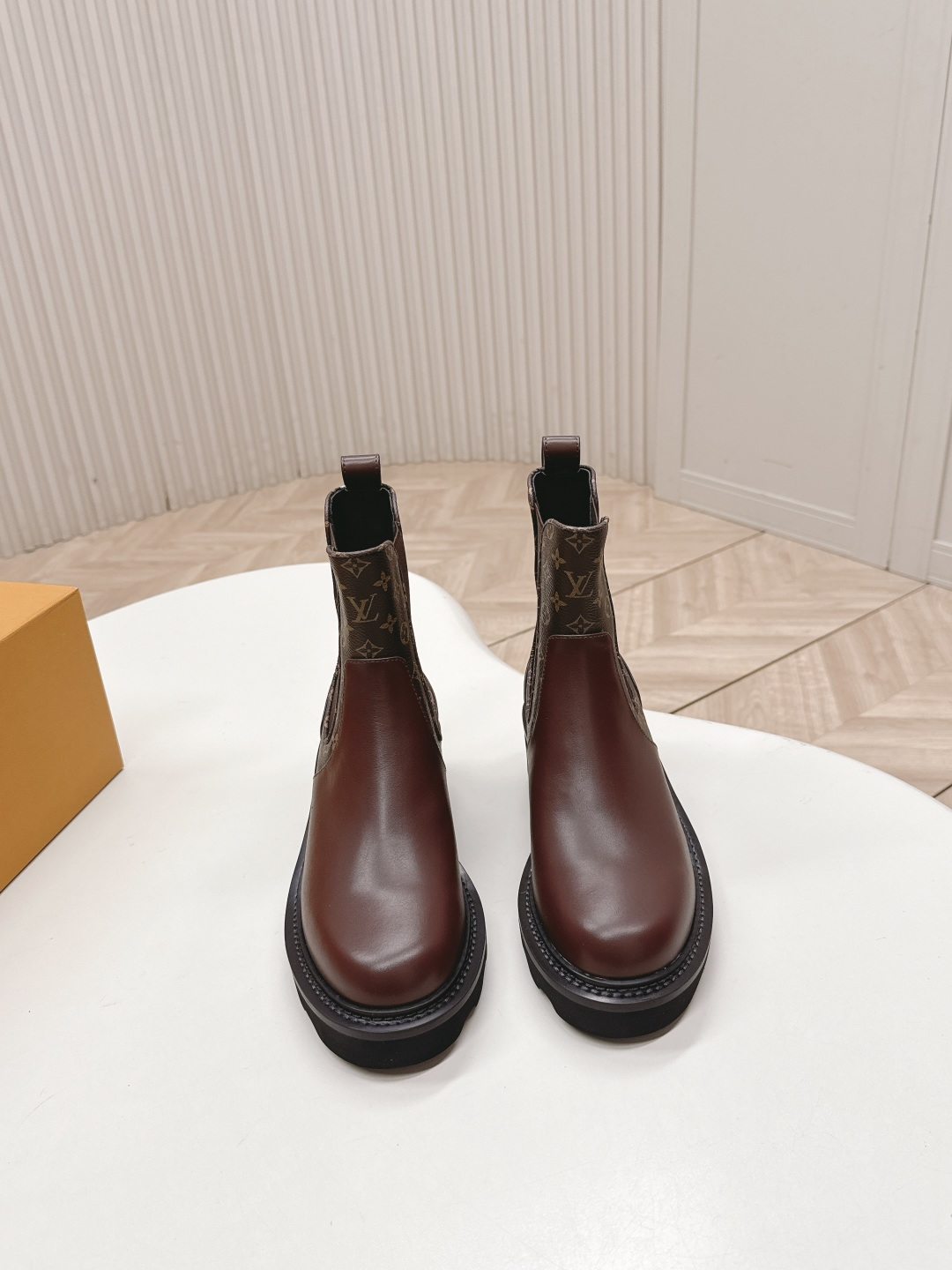 NO:490033,LV donkey brand 25ss new autumn and winter Martin boots, with a versatile last shape and slim feet yyds. The shape is three-dimensional and full, very handsome, comfortable to put on the feet, very retro style and full aura, the original presbyopia and rubber design style is very classic, the details are perfect, cool, trendy... Imported calfskin on the upper, oxen, footbed!  Size: 35-39 (40, boots, louis vuitton, louis vuitton, boots, cowhide19860909出 LV驴牌 25ss 新款秋冬马丁靴短靴 楦型百搭瘦脚yyds.造型立体饱满,帅气十足 上脚舒适 非常复古风、气场十足,原版老花加橡筋设计风格非常经典 细节完美 酷炫 潮派... 鞋面进口小牛皮 牛里、垫脚！ Size: 35-39（40,靴子,louis vuitton,louis vuitton,boots,cowhide,Women's Shoes