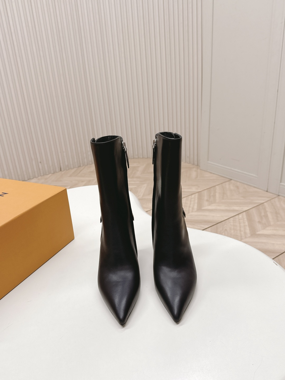 NO:490055,LV donkey brand 25ss new autumn and winter high-heeled Martin boots, with a versatile last shape and slim feet yyds. The shape is three-dimensional and full, with a full temperament and comfortable footwear. It is very retro style and full of aura. The original presbyopia design style is very classic, the details are perfect, cool, trendy... upper cowhide, oxen, footbed!  Size: 35-39 (40, boots, louis vuitton, louis vuitton, boots, cowhide19860909出 LV驴牌 25ss 新款秋冬高跟马丁靴短靴 楦型百搭瘦脚yyds.造型立体饱满,气质满满 上脚舒适 非常复古风、气场十足,加原版老花设计风格非常经典 细节完美 酷炫 潮派... 鞋面牛皮 牛里、垫脚！ Size: 35-39（40,靴子,louis vuitton,louis vuitton,boots,cowhide,Women's Shoes